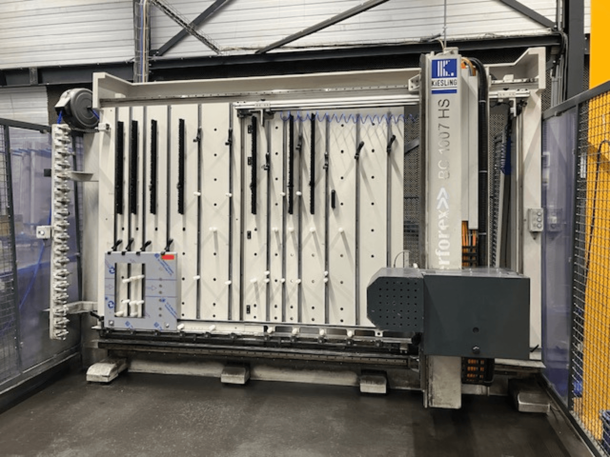 KIESLING Perforex BC1007HS horizontaal bewerkingscentrum, zijaanzicht met gereedschapshouder en bedieningspaneel.
