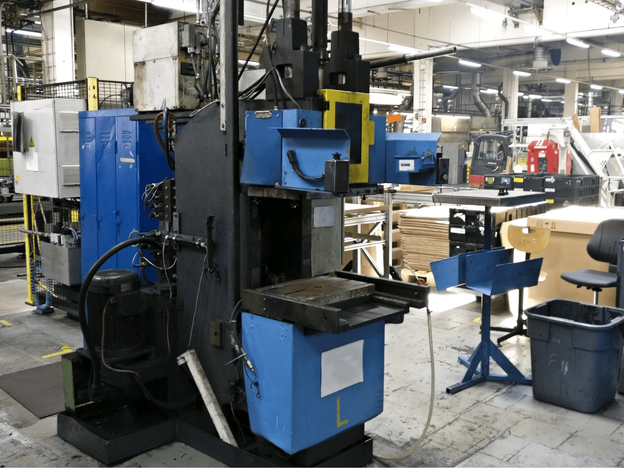 Links zicht van Kloeckner Desma 956.050 machine