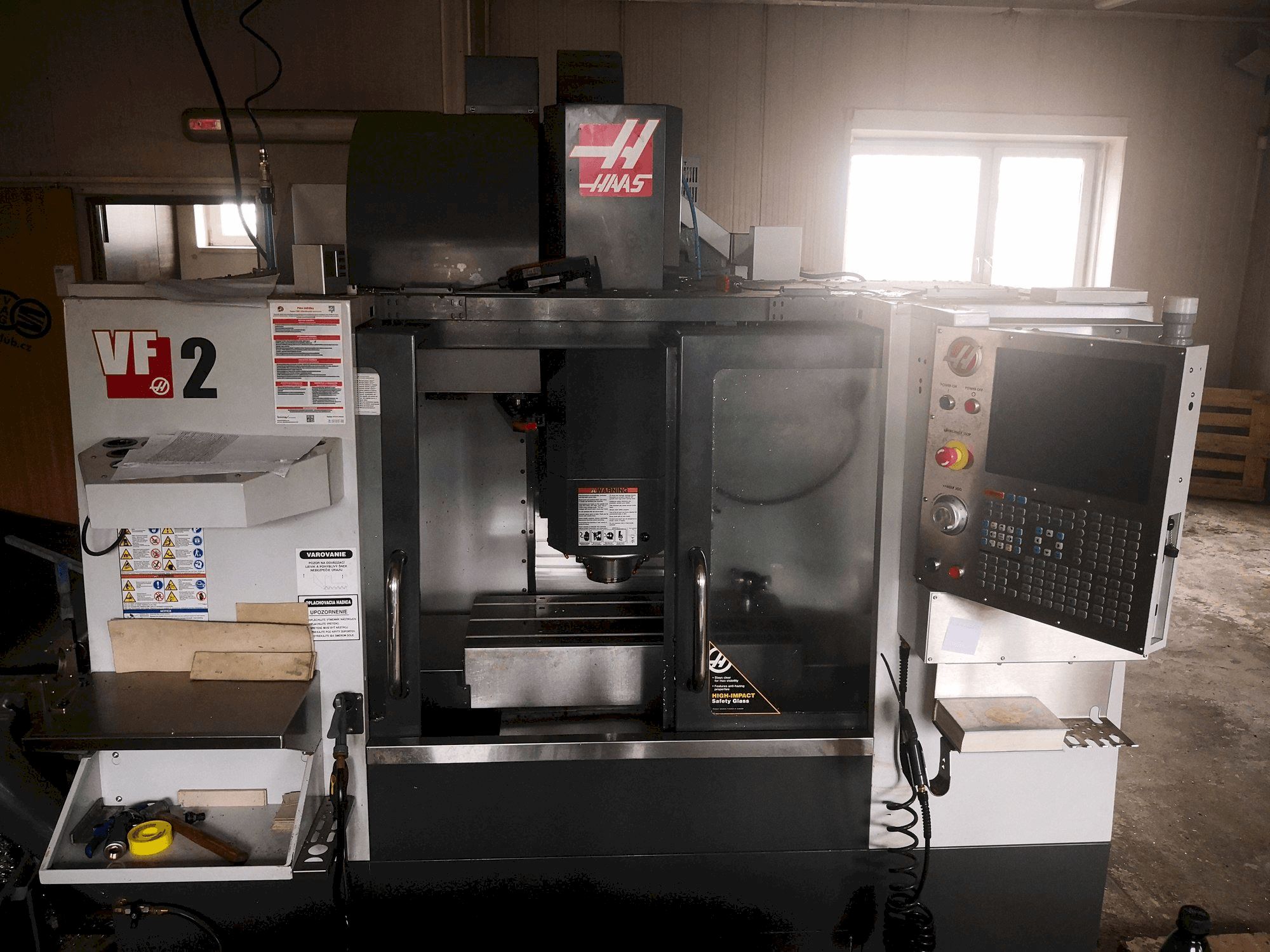 Vooraanzicht van HAAS VF-2 machine