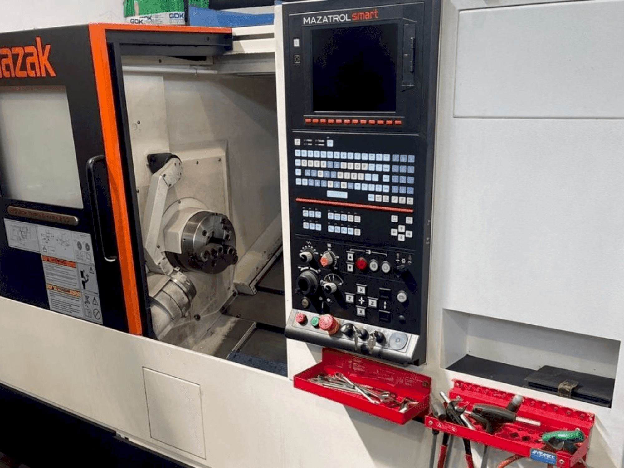 Vooraanzicht van Mazak QT SMART 200 machine