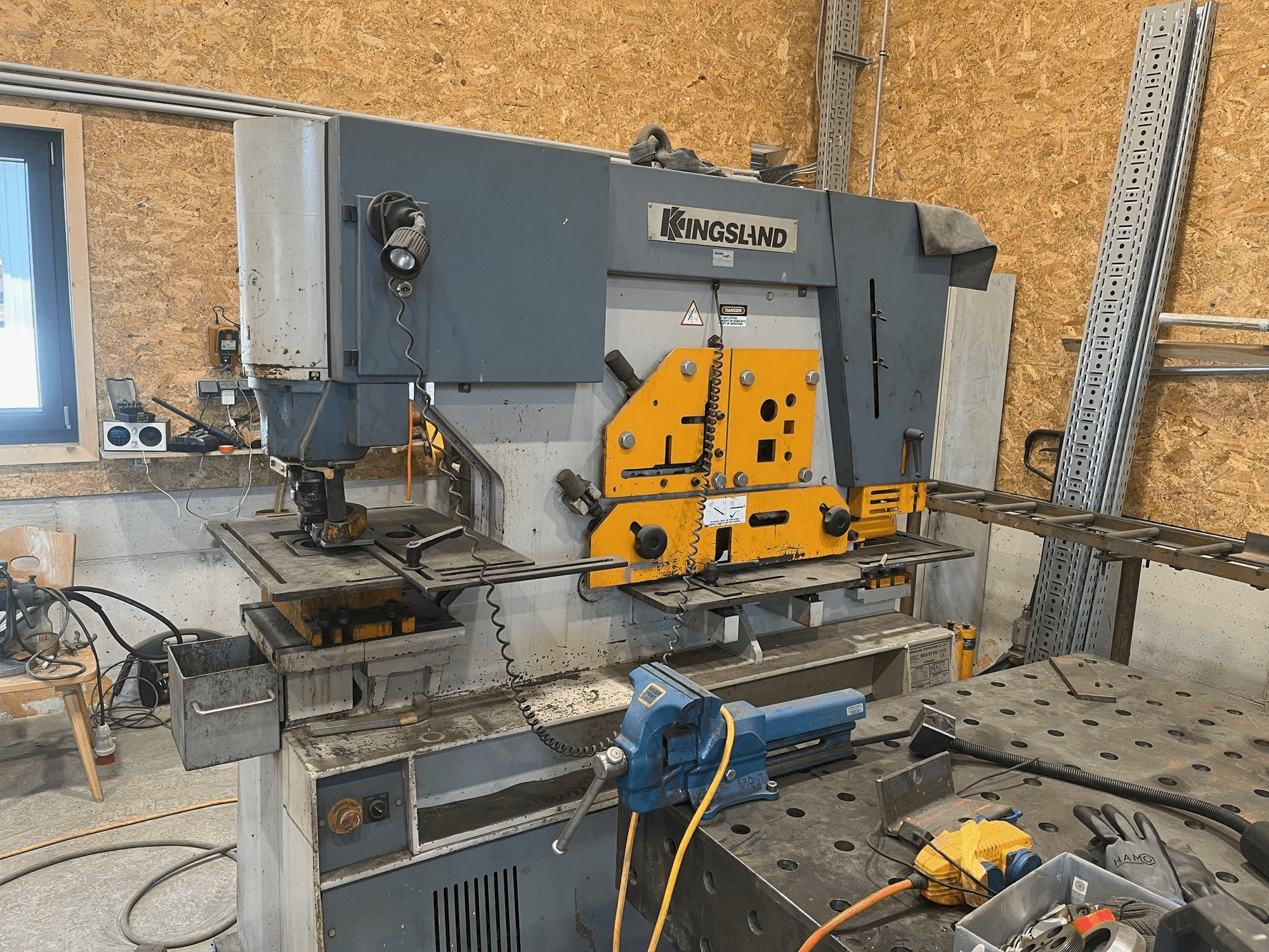 Vooraanzicht van KINGSLAND Multi 95 machine