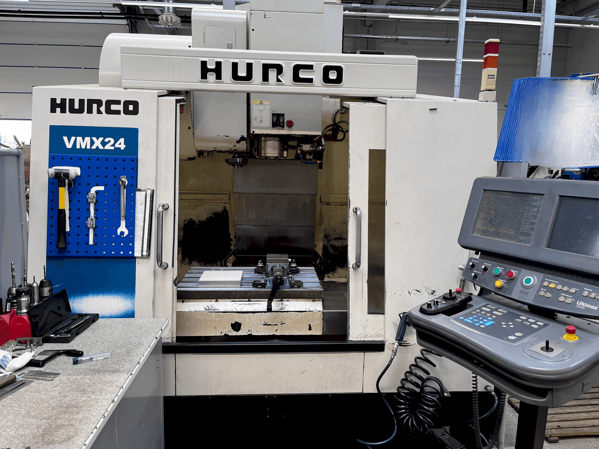 Vooraanzicht van Hurco VMX 24 machine