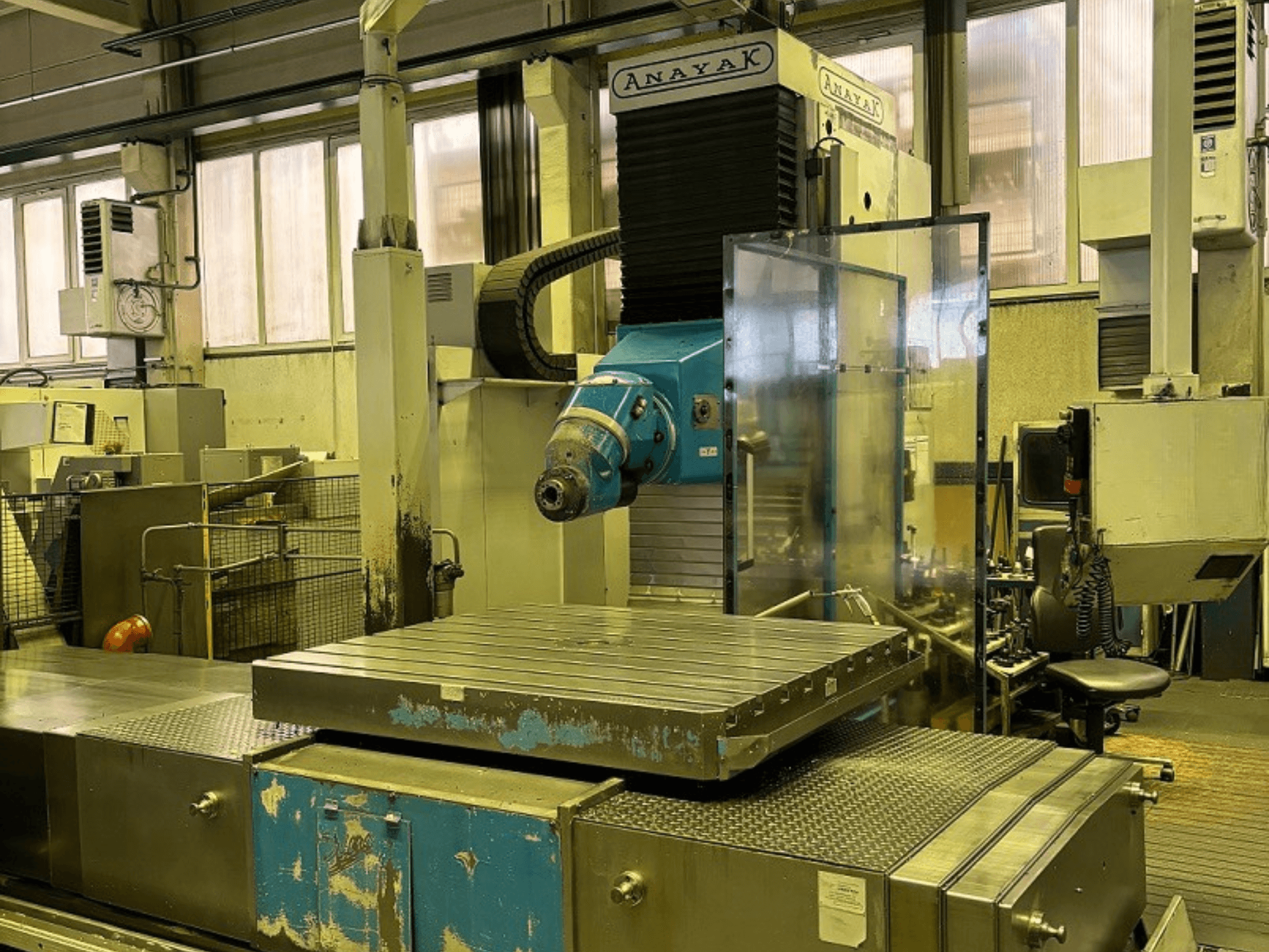 ANAYAK VH plus-2000 bedtype freesmachine, vooraanzicht, met een grote vlakke werktafel en blauw bedieningspaneel.