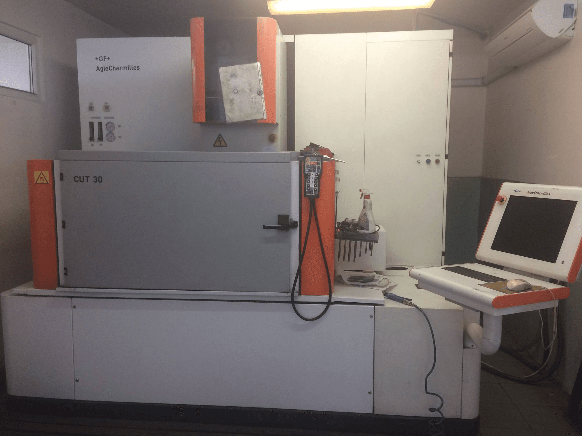 Vooraanzicht van AgieCharmilles CUT 30P machine