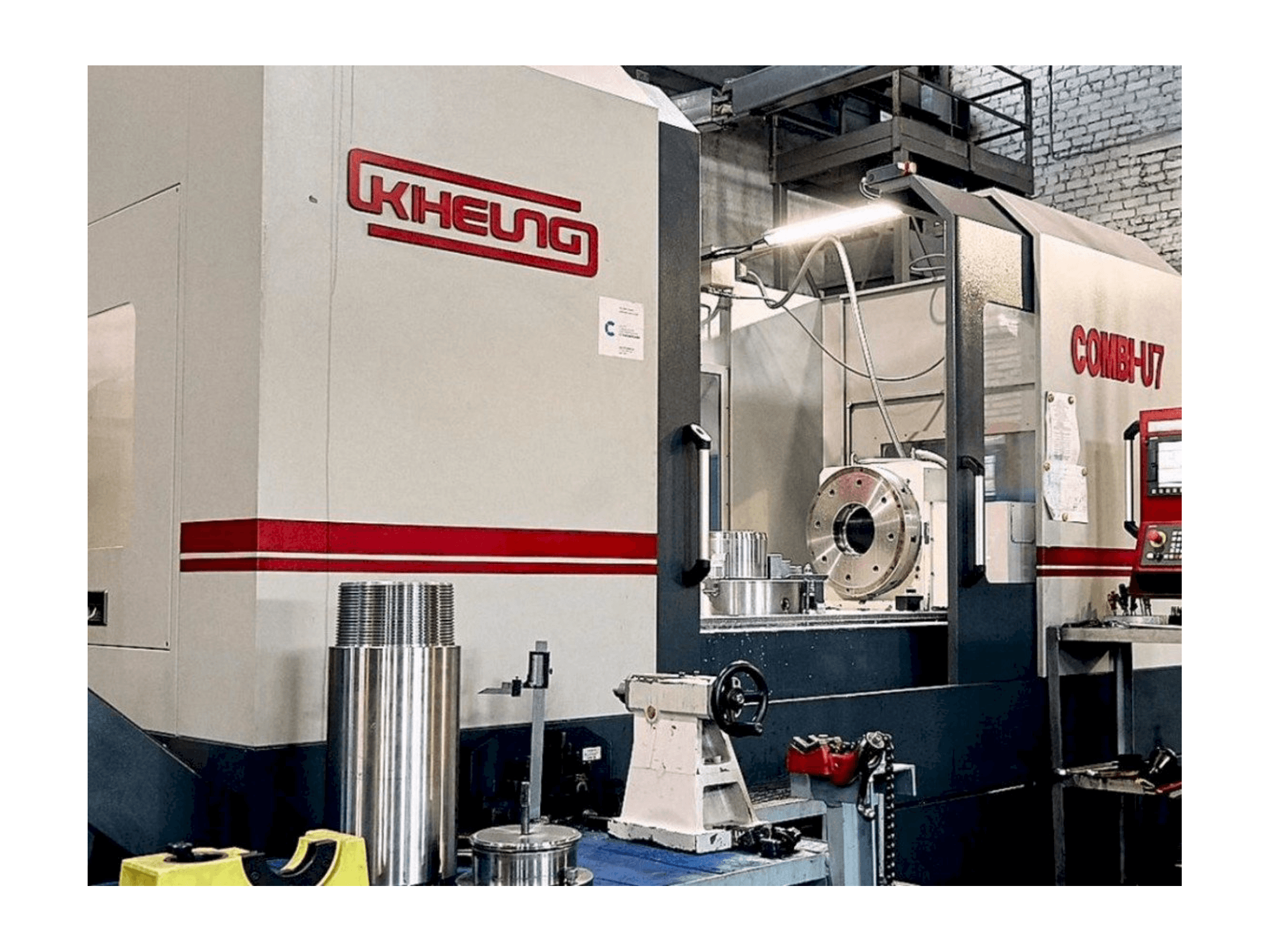 Vooraanzicht van KIHEUNG COMBI-U7 machine