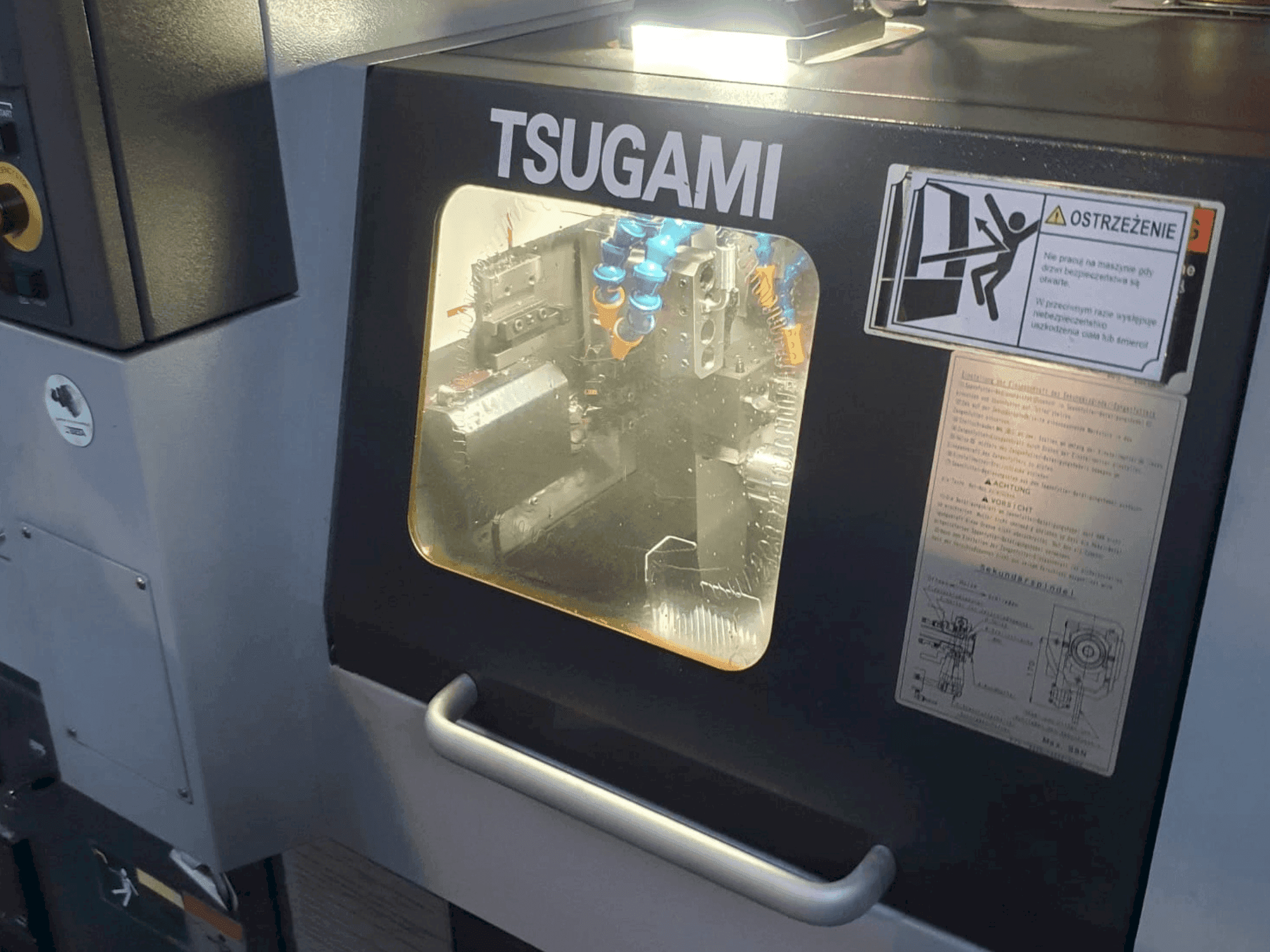 Vooraanzicht van TSUGAMI BO-205E machine