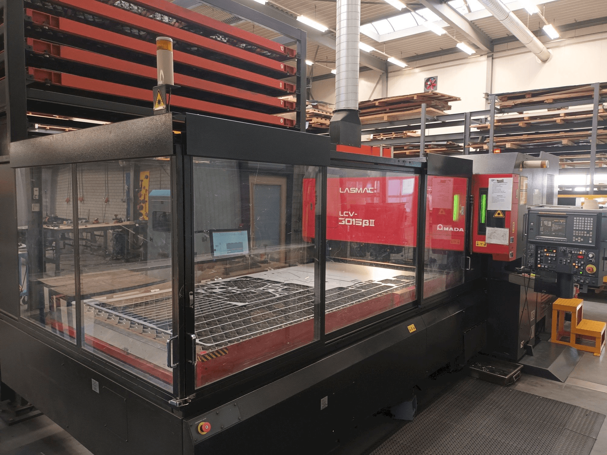 Vooraanzicht van AMADA LCV 3015 3KW + Automation/storage machine