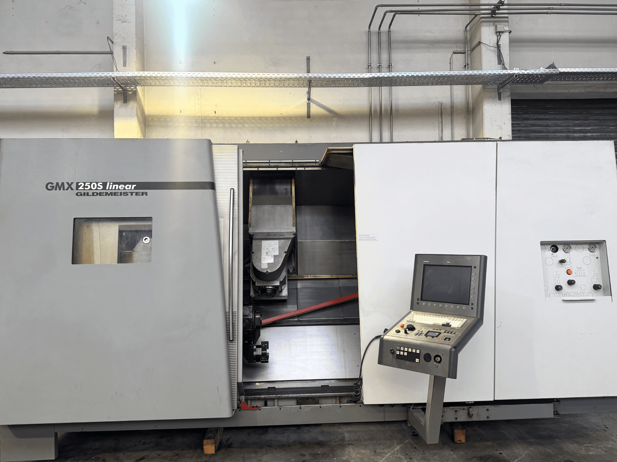 Gildemeister GMX 250S lineaire CNC machine, vooraanzicht, met het bedieningspaneel en open werkgebied.