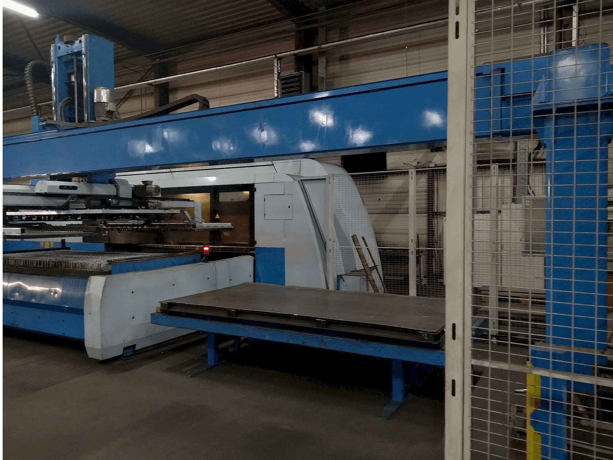 Vooraanzicht van Finn-Power Laser L6-BL machine