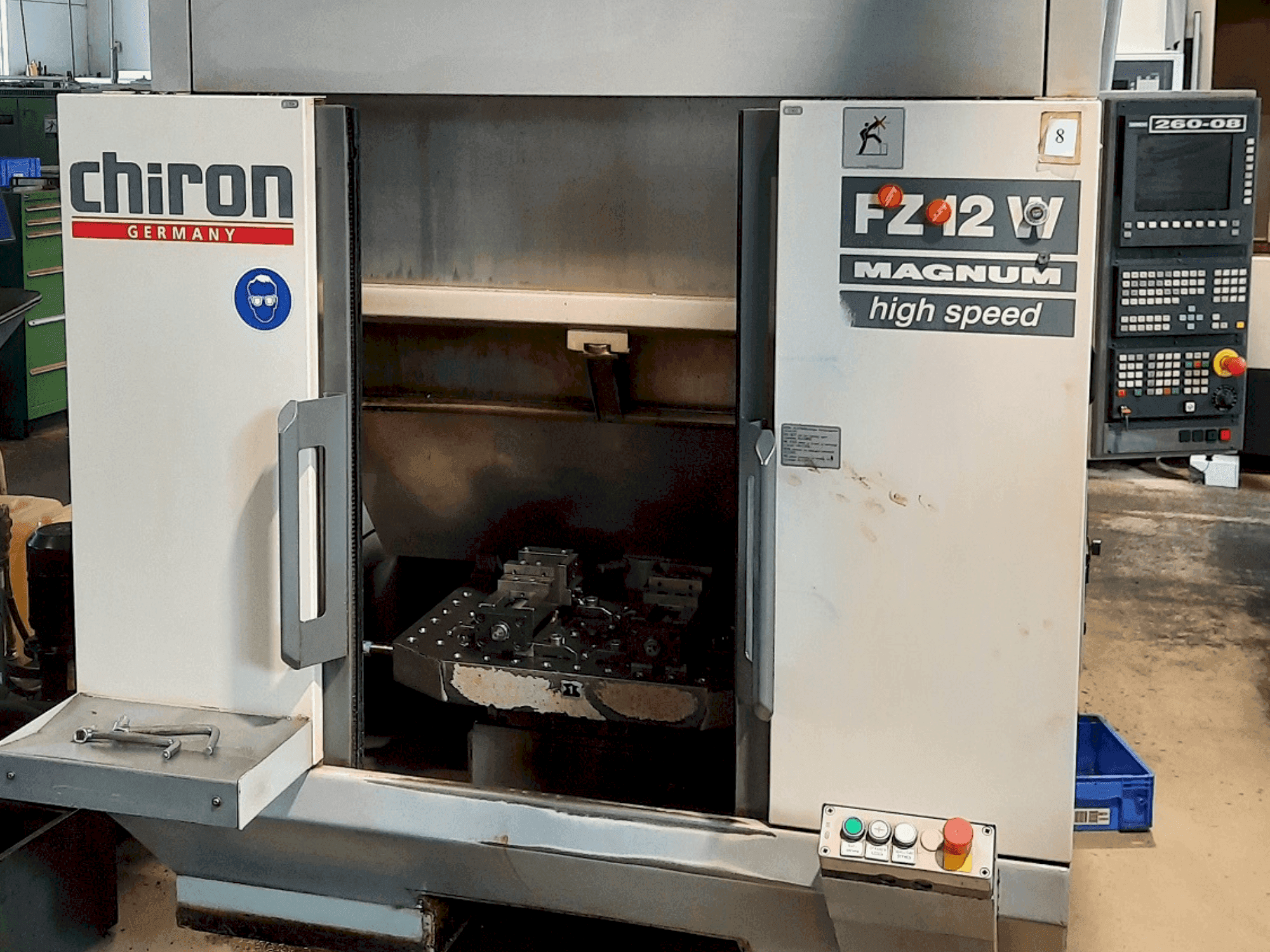 Vooraanzicht van CHIRON FZ 12 W machine