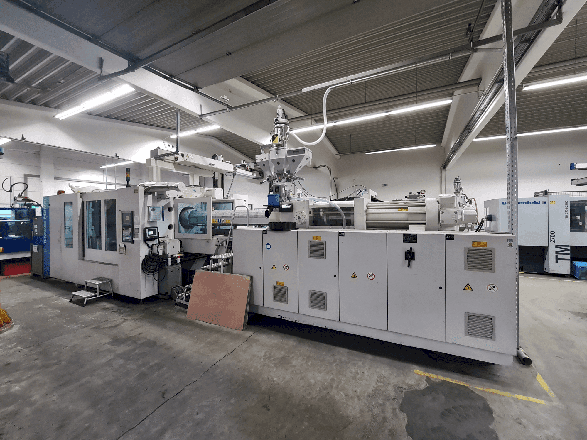 Vooraanzicht van Krauss Maffei 800-6100 MX machine