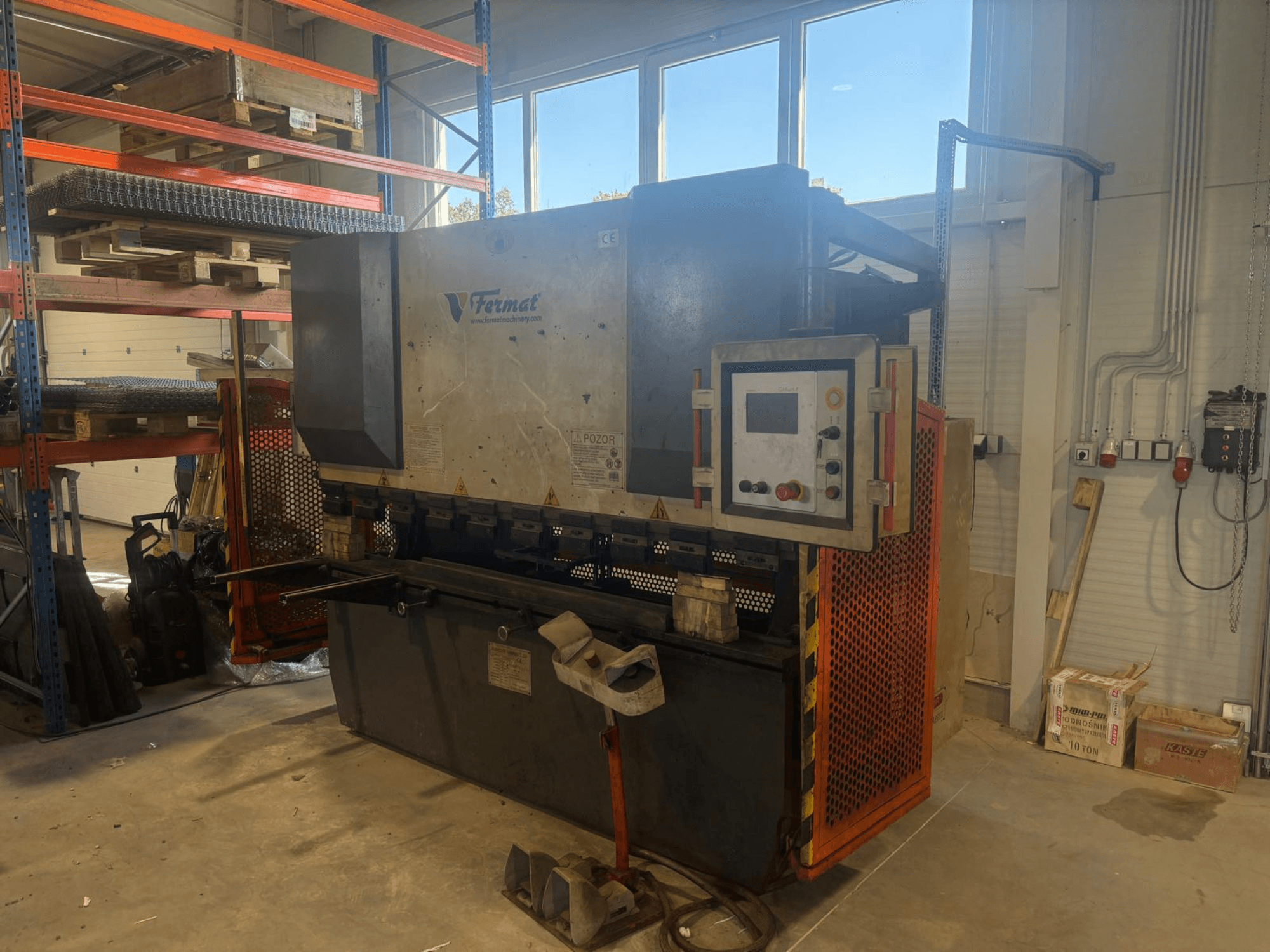 FERMAT CTOF 80/2500 CNC-kantpers, gezien vanaf de zijkant, met het bedieningspaneel en de metalen buiggereedschappen.