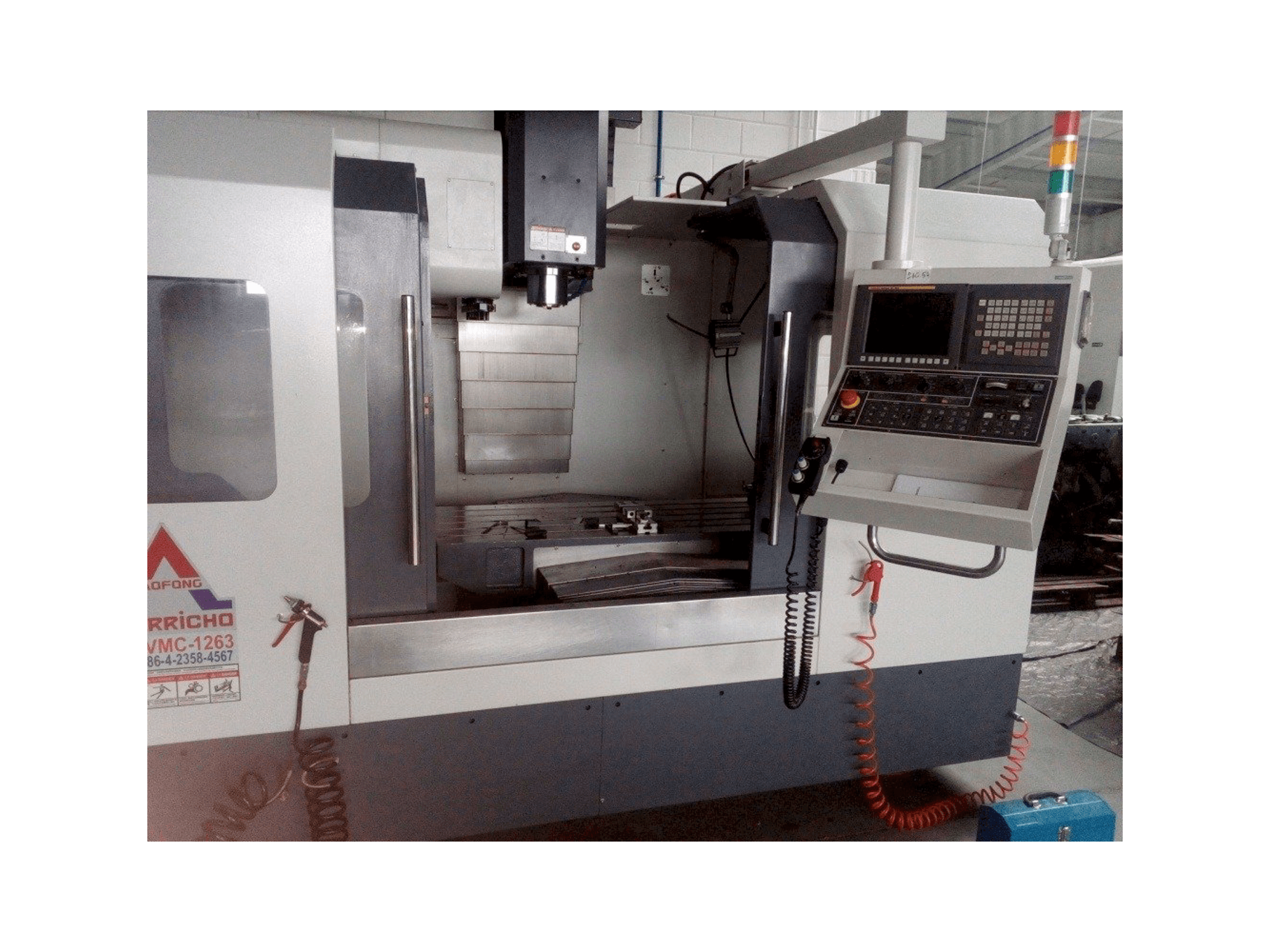 Vooraanzicht van EVERRICHO ER-VMC-1263A machine