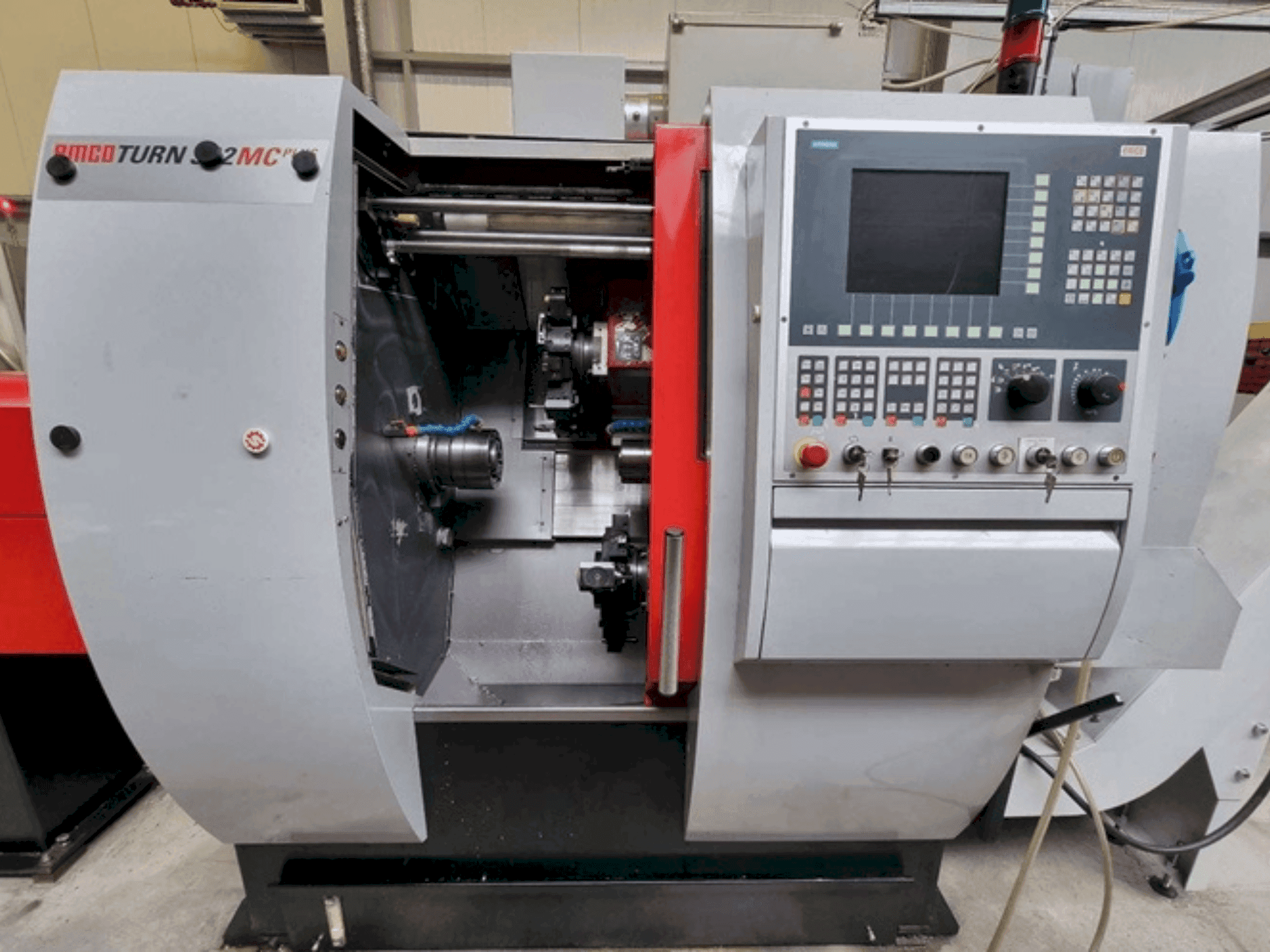 Vooraanzicht van EMCO TURN 332 MCPlus machine