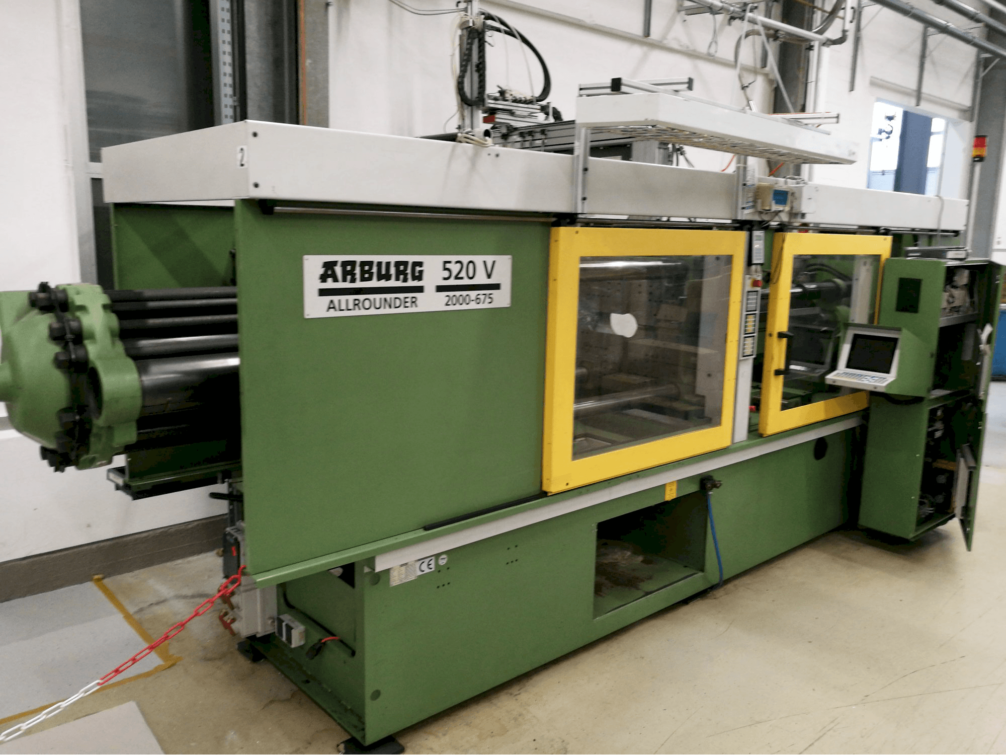 Vooraanzicht van Arburg 520 V 2000-675 machine