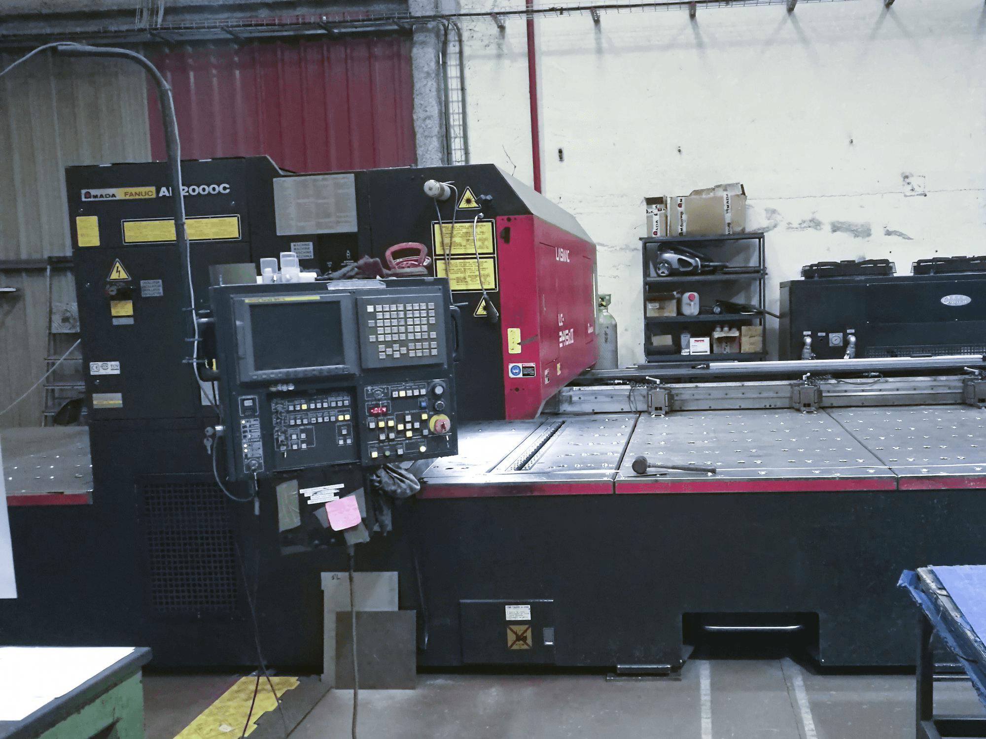 Vooraanzicht van AMADA LC 2415 α3 machine