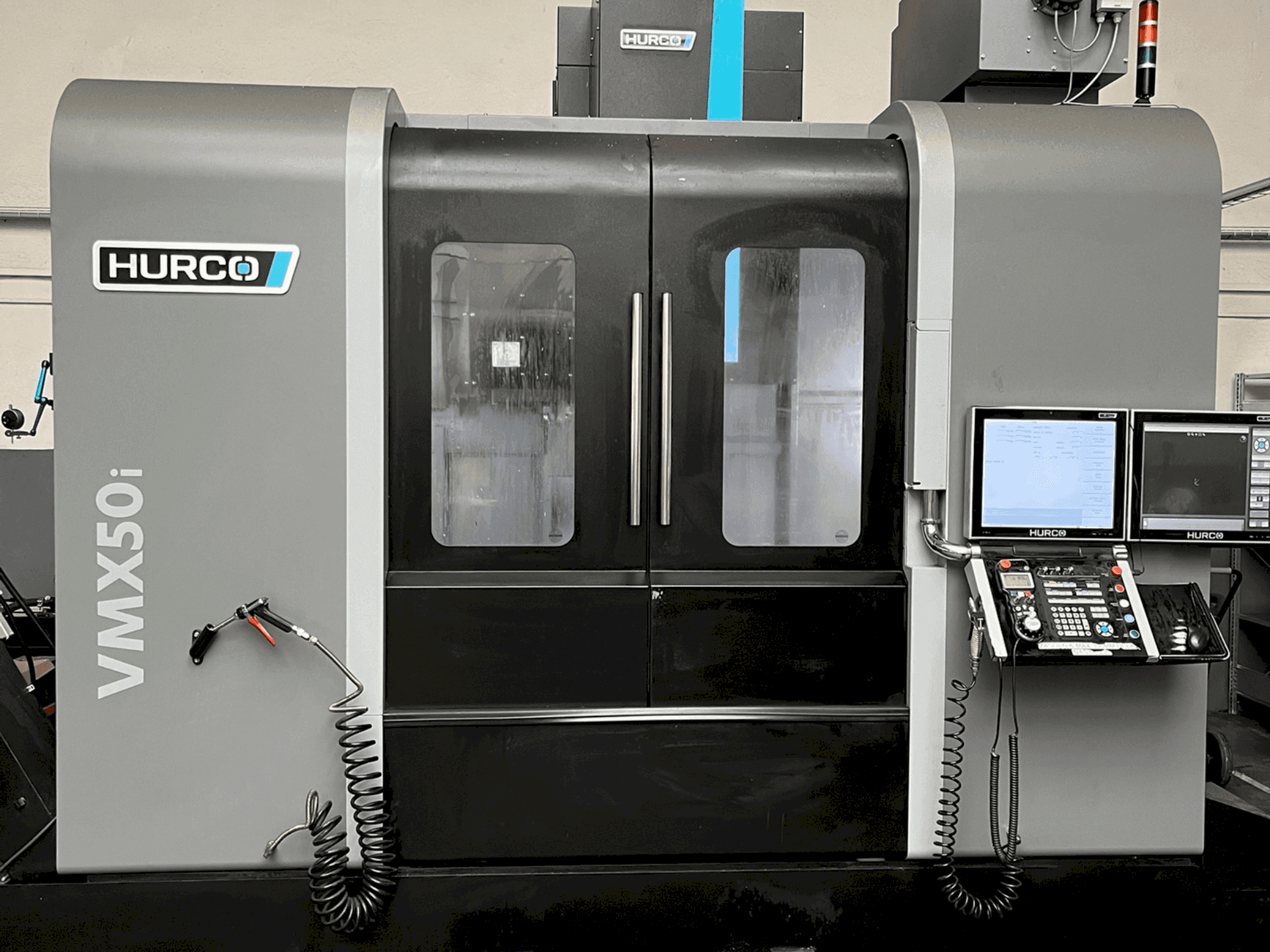 Vooraanzicht van Hurco VMX50i machine