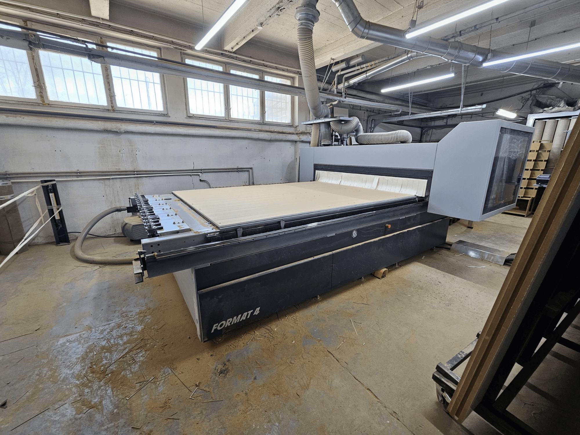 CNC bovenfrees FORMAT4 Profit H80 21.31, zijaanzicht van de grote werktafel en het bedieningspaneel in een werkplaats.