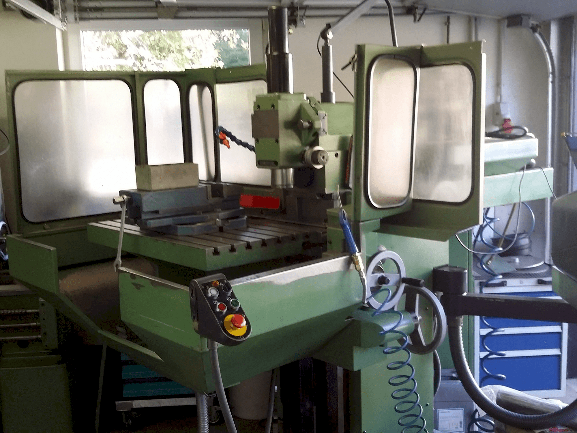 Vooraanzicht van DECKEL FP4A machine