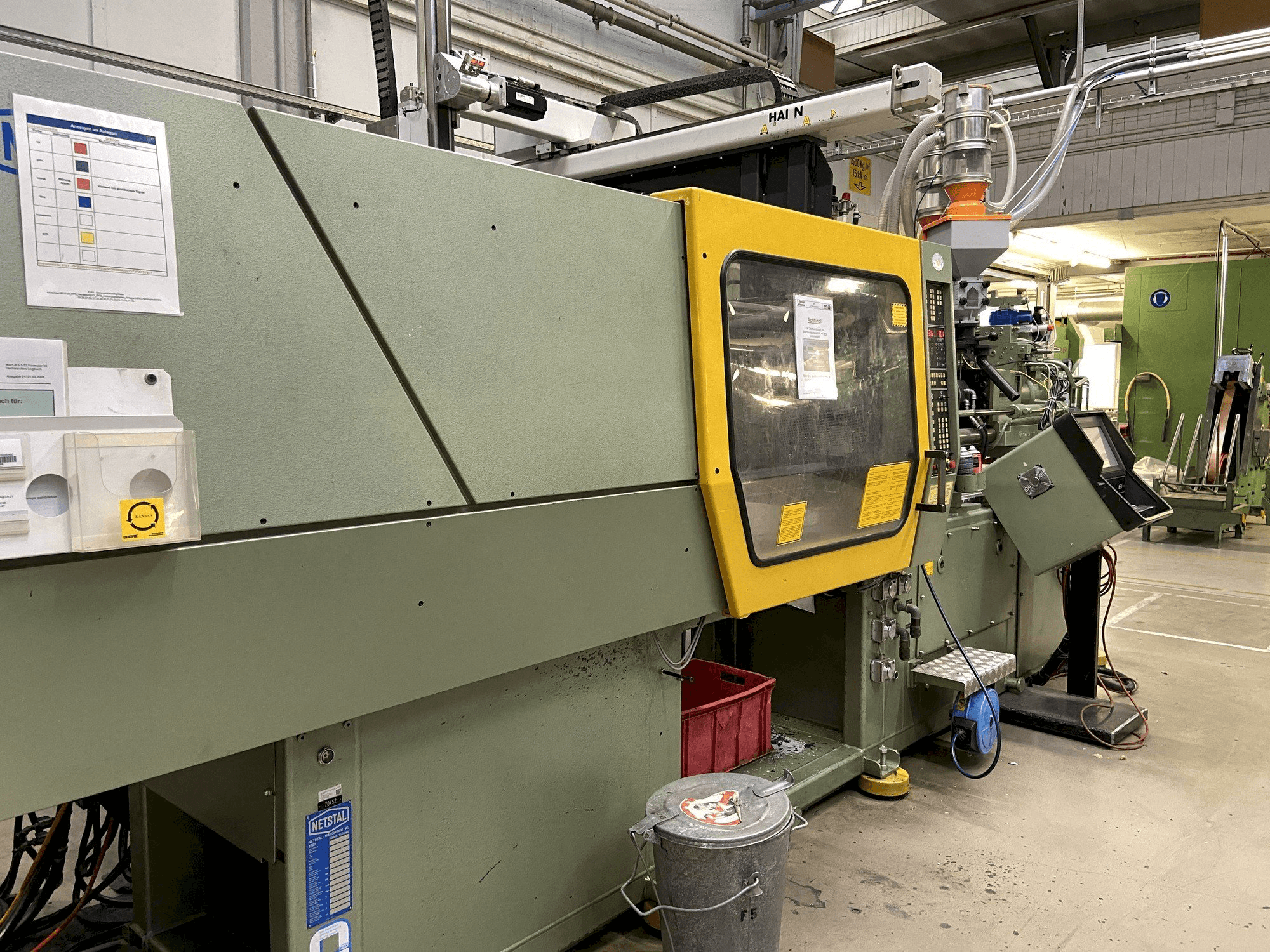 Vooraanzicht van Netstal Synergy 1500K/460 machine