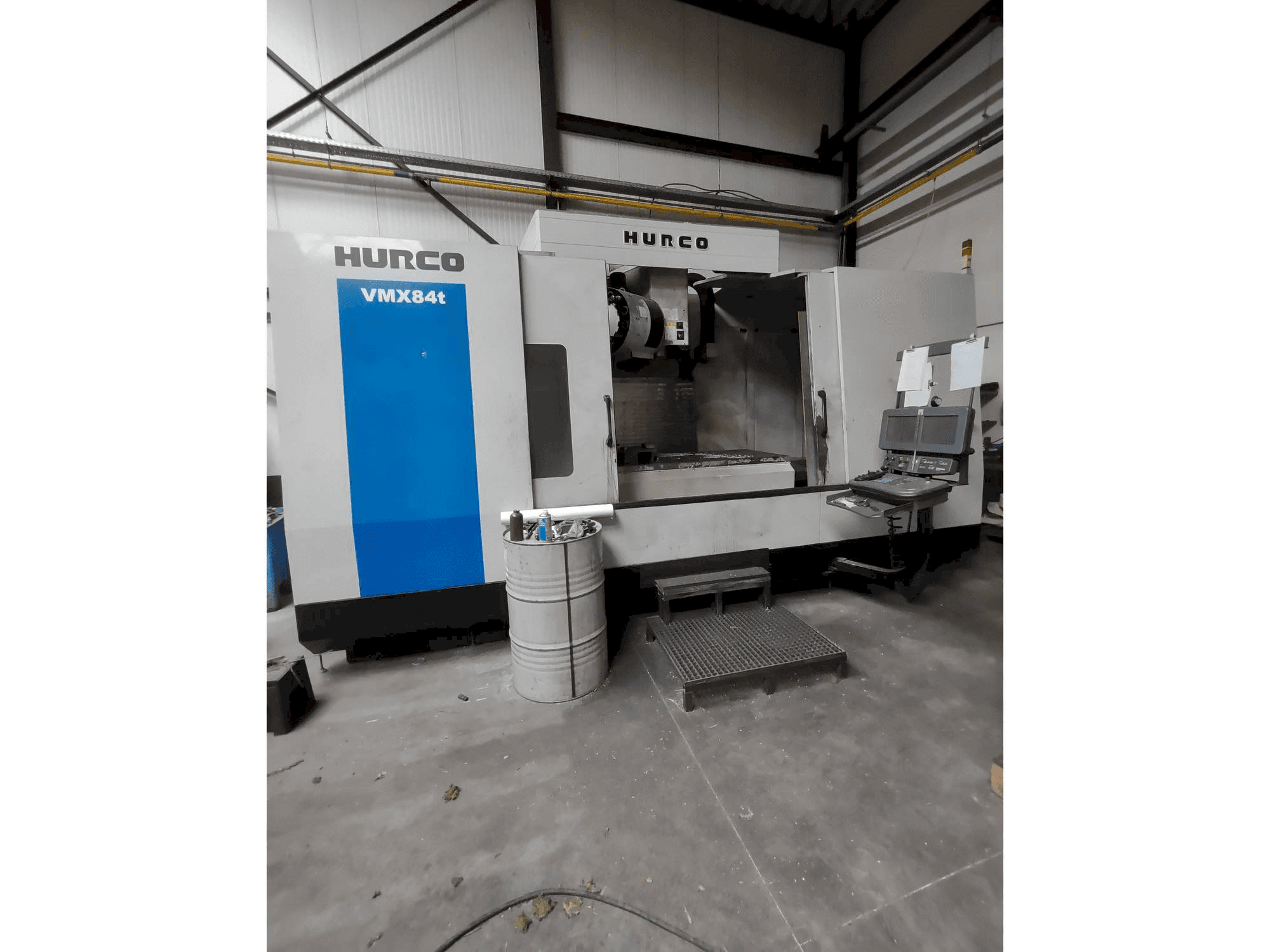 Vooraanzicht van Hurco VMX 84t machine