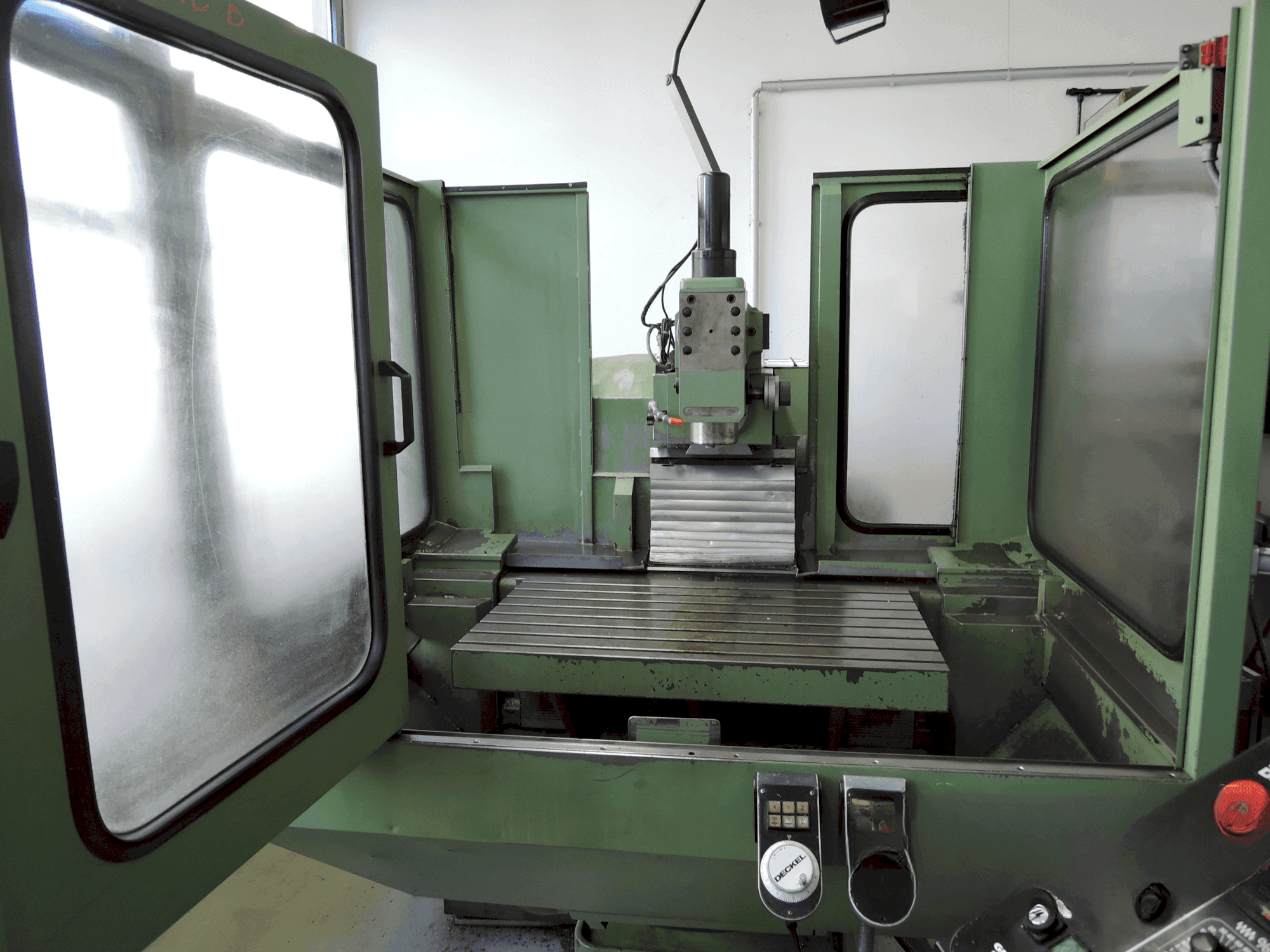 Vooraanzicht van DECKEL FP4A machine