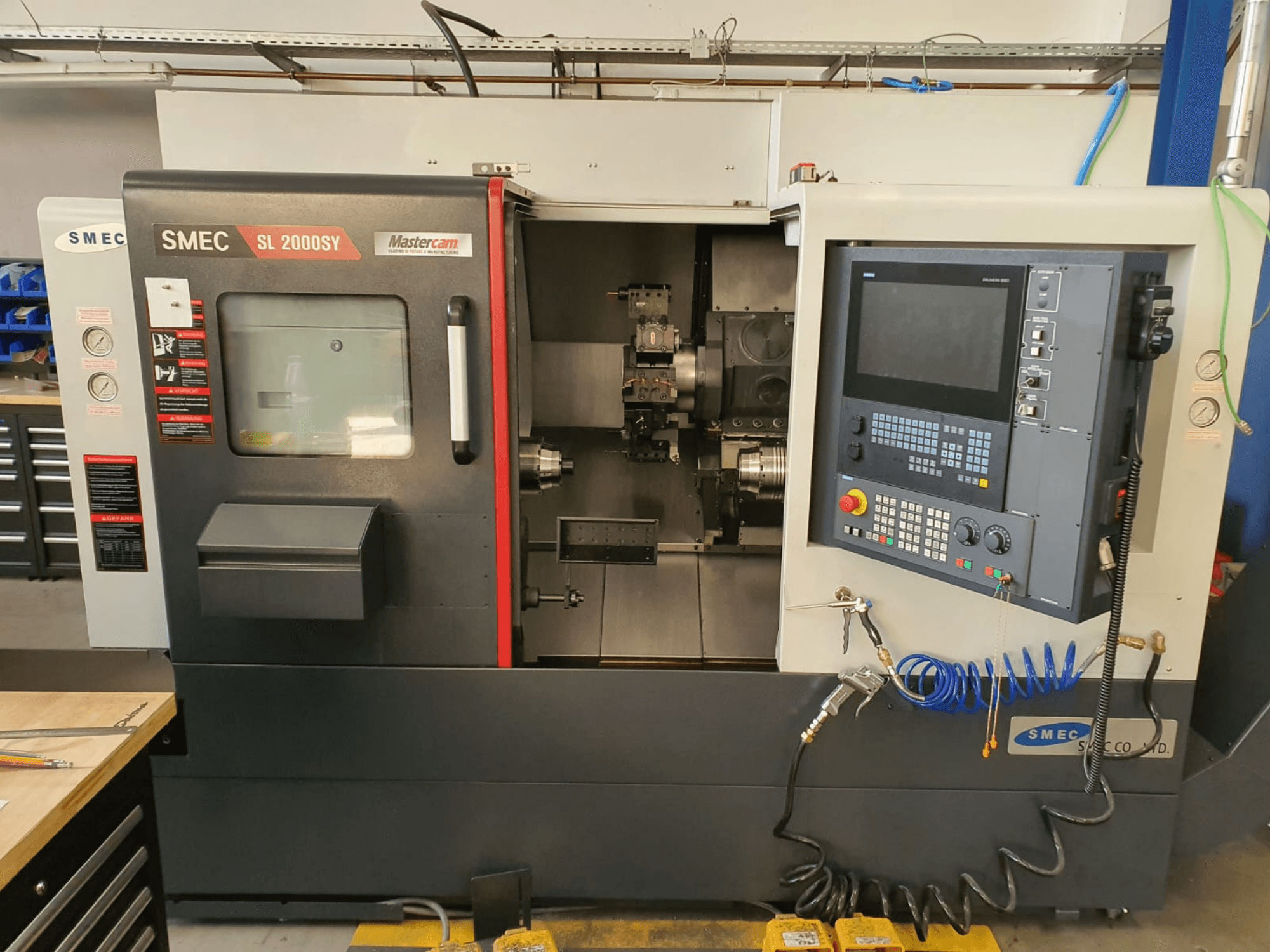SMEC SL2000SY horizontale draaimachine in vooraanzicht, met bedieningspaneel, beeldscherm en gereedschapshouder.