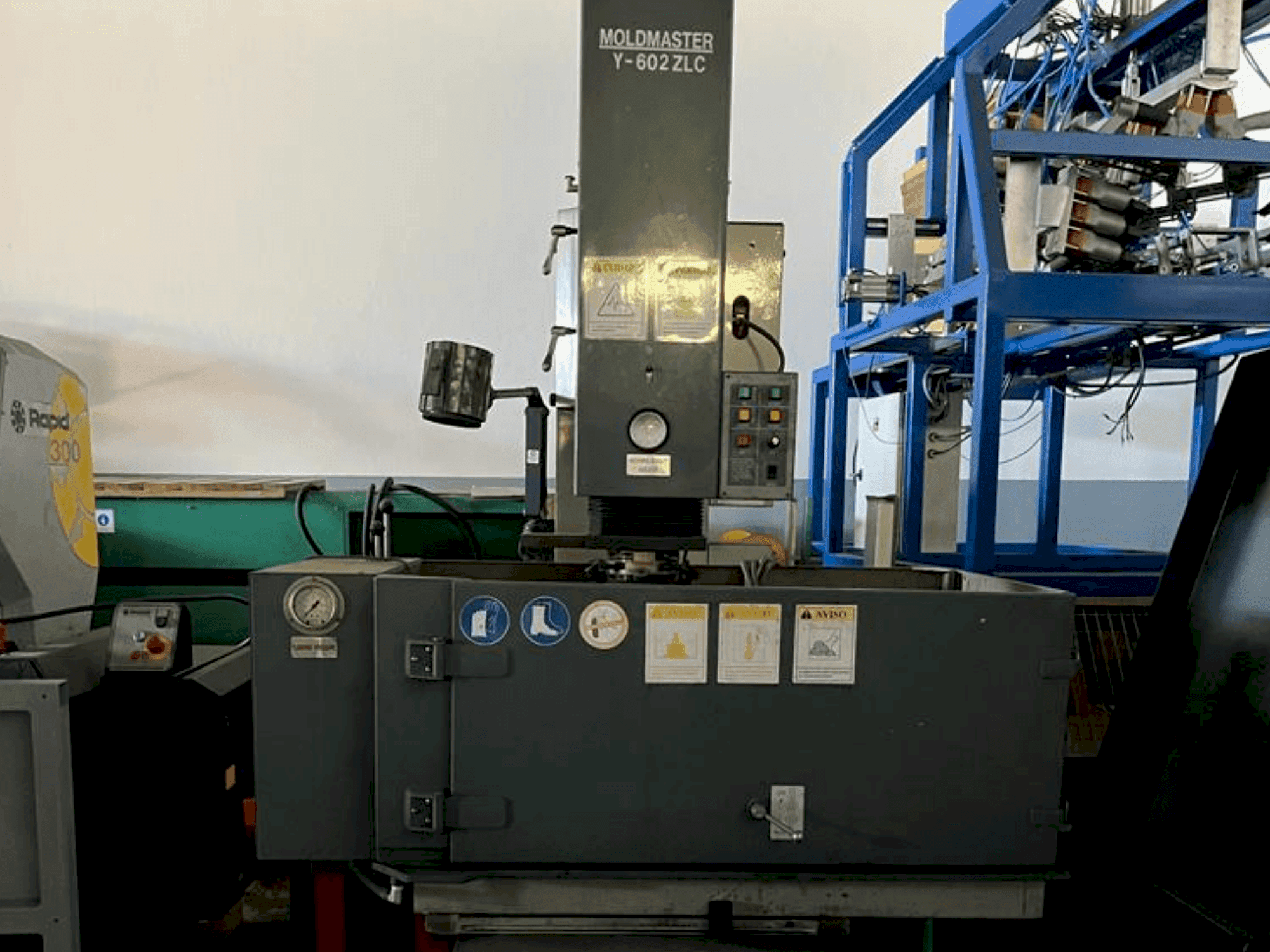 Vooraanzicht van MOLDMASTER Y-602 ZLC machine