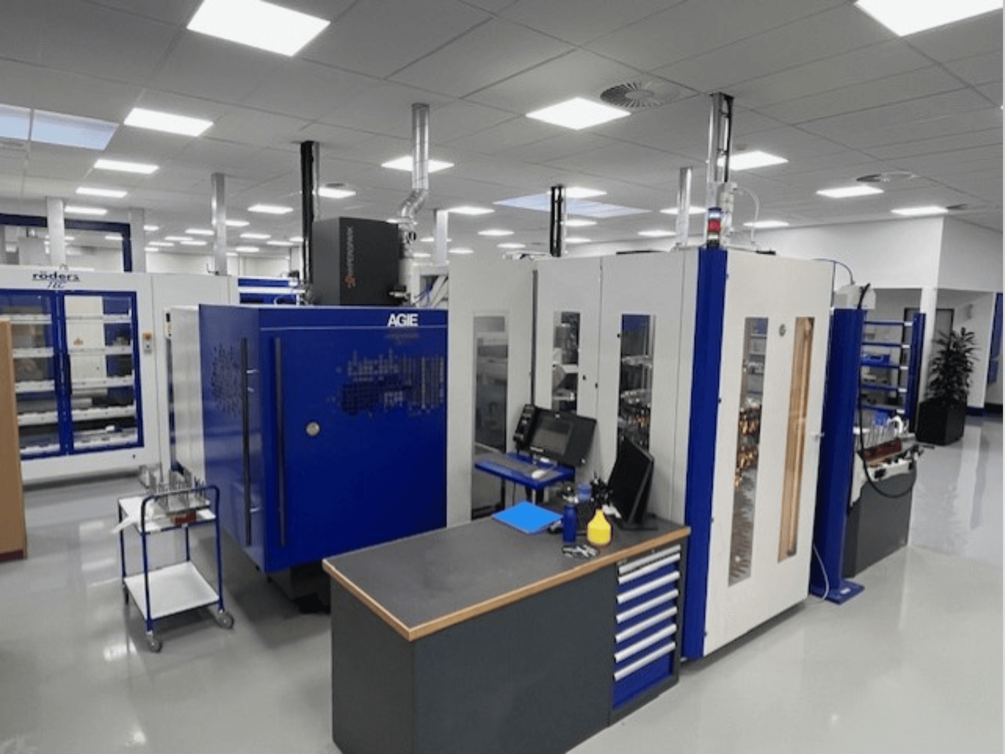 AGIE Hyperspark 2 Exact zinkvonkmachine in een werkplaats, vooraanzicht met blauwe en grijze accenten.