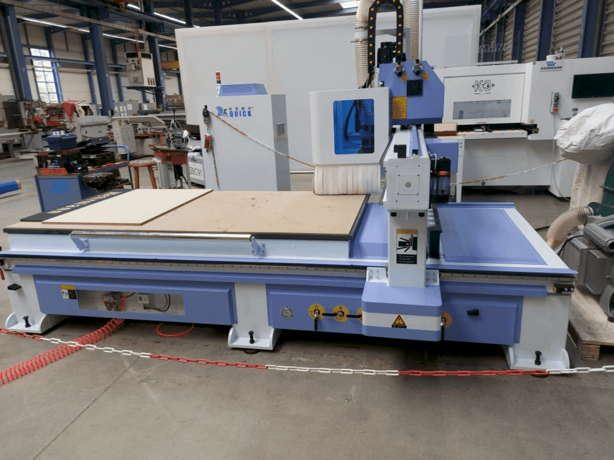 Vooraanzicht van QUICK CNC UE-481 machine