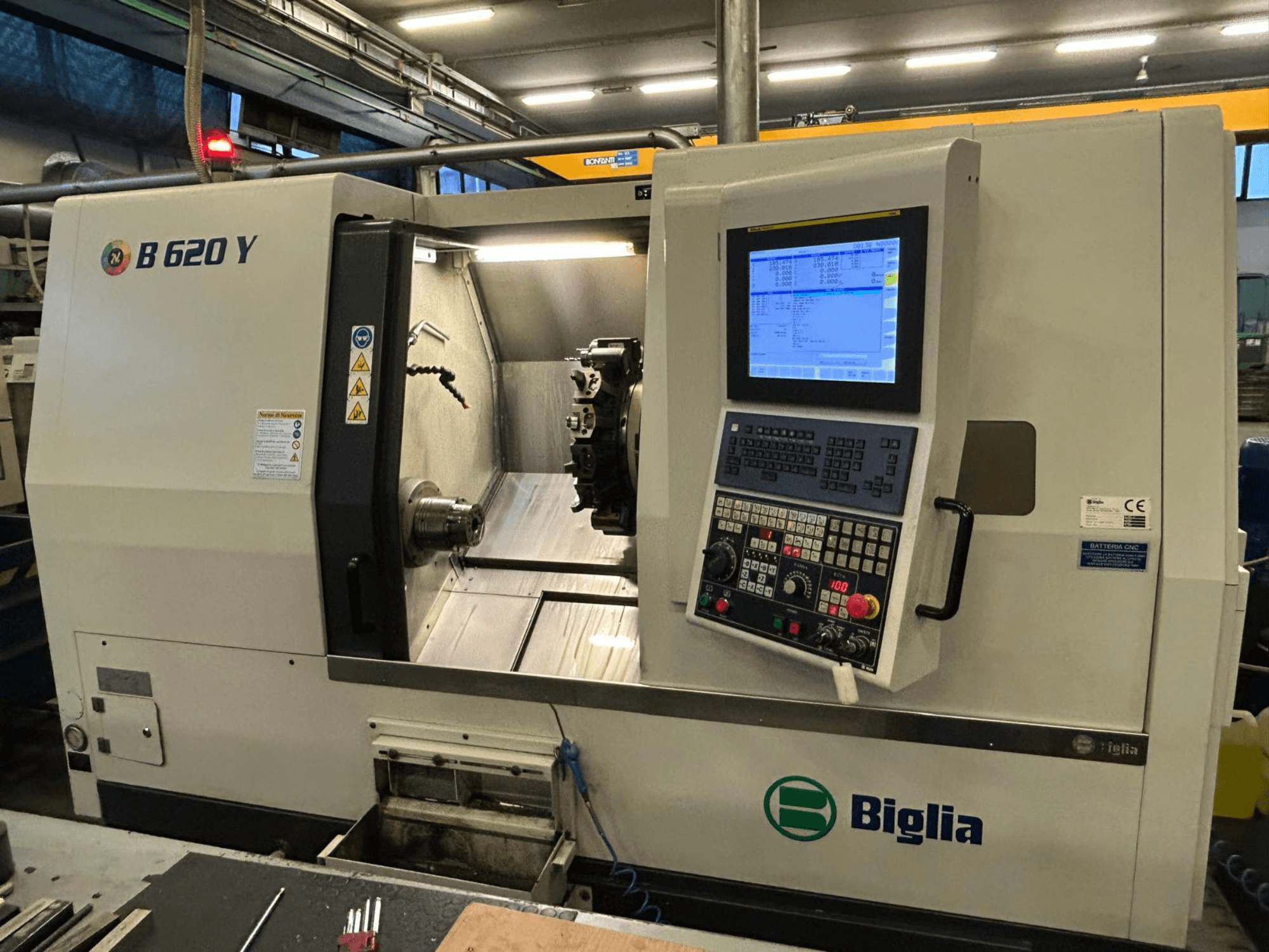 Biglia B 620 Y CNC draaibank in een werkplaats, vooraanzicht, met bedieningspaneel met digitaal display en bewerkingsonderdelen.