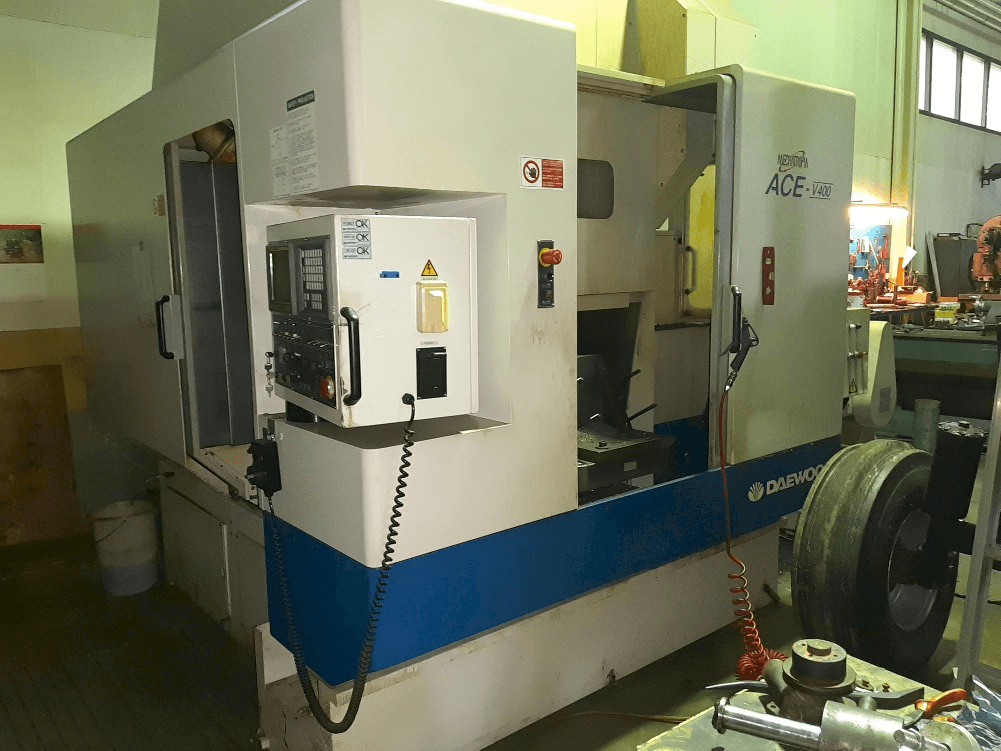 Vooraanzicht van DAEWOO ACE-V400 machine