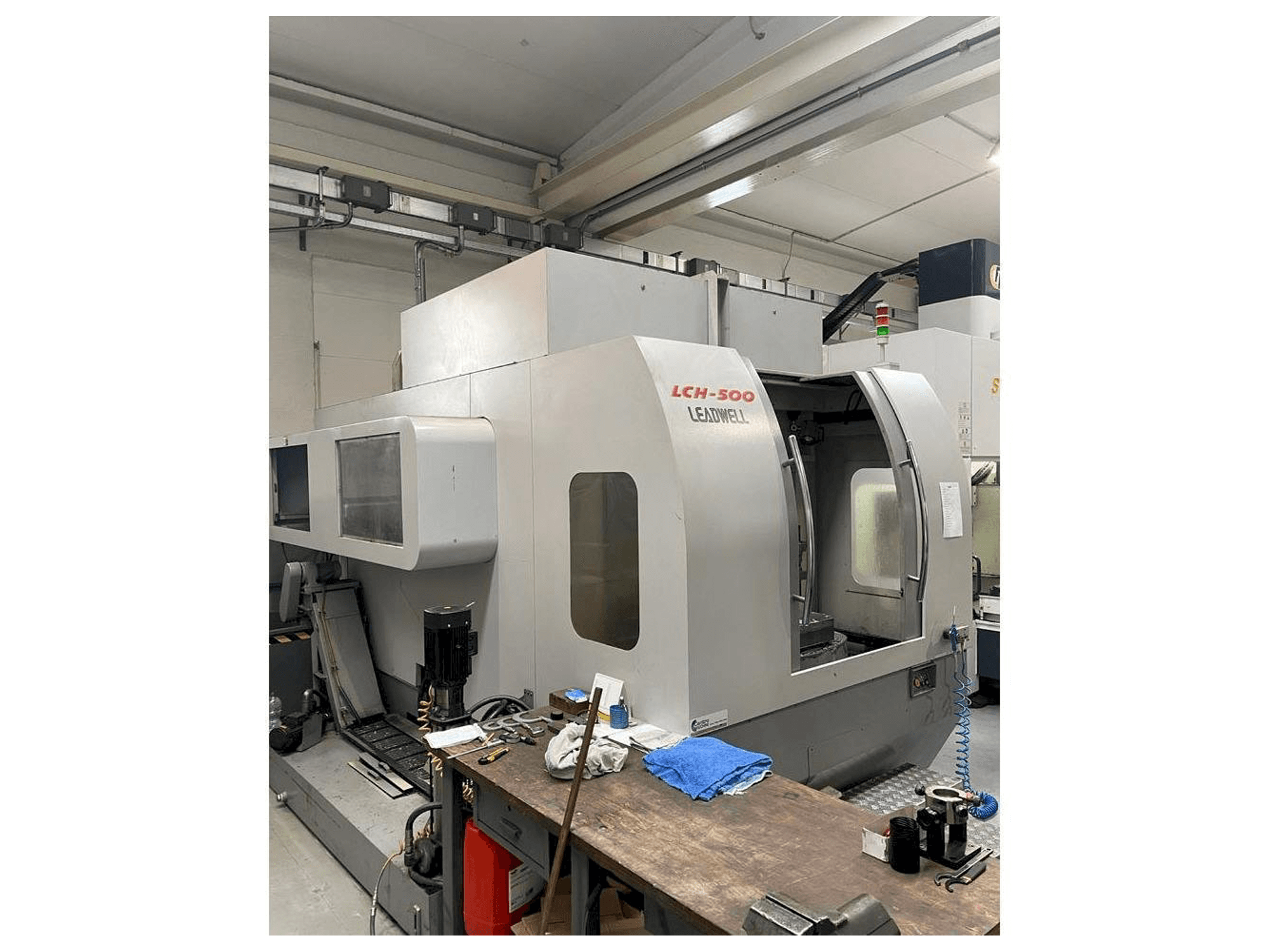 Linkerzijdeaanzicht van Leadwell LCH-500 machine