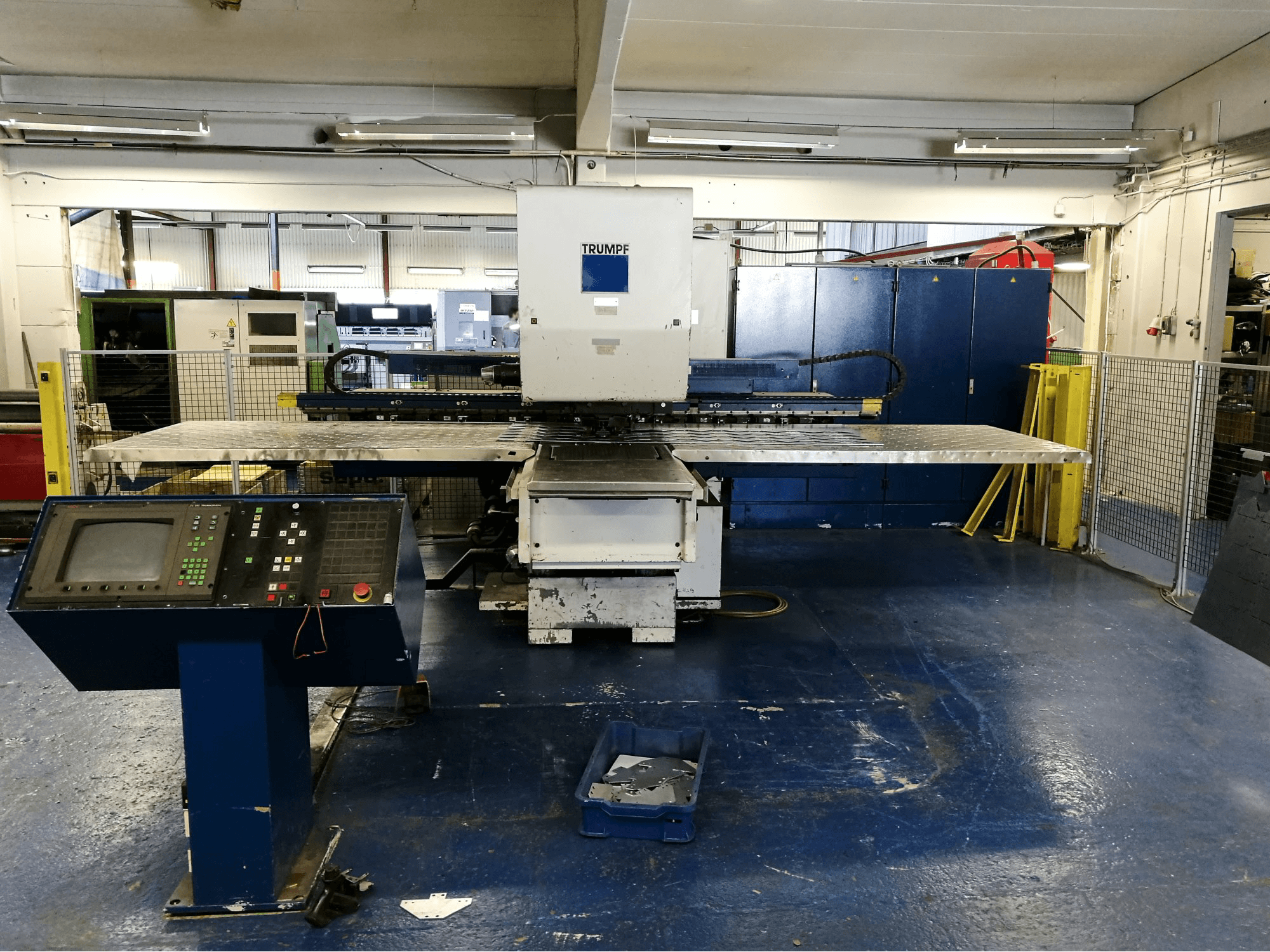 Recht aanzicht van Trumpf Trumatic 260 Rotation machine