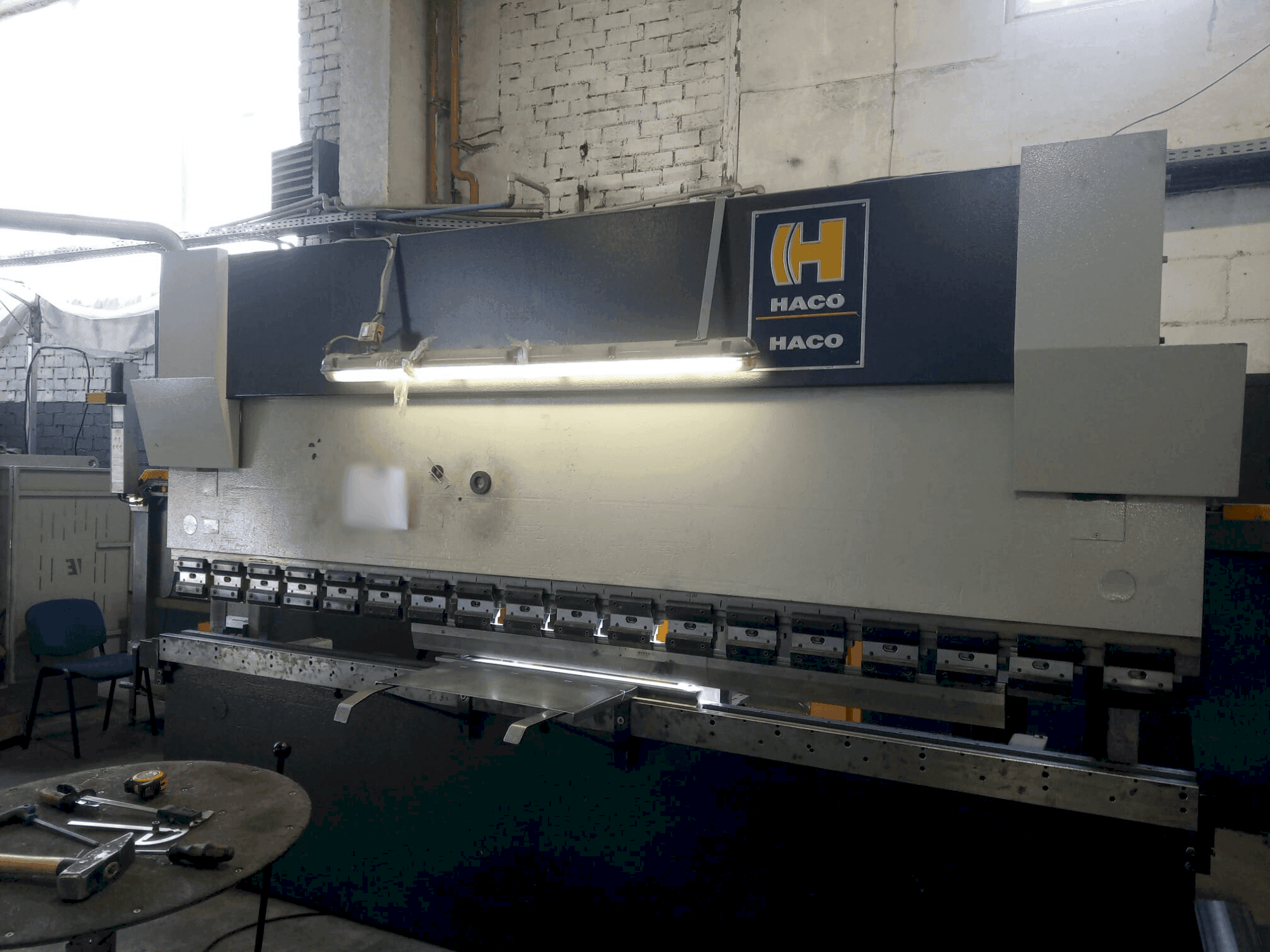Vooraanzicht van HACO ERM 36-150 machine