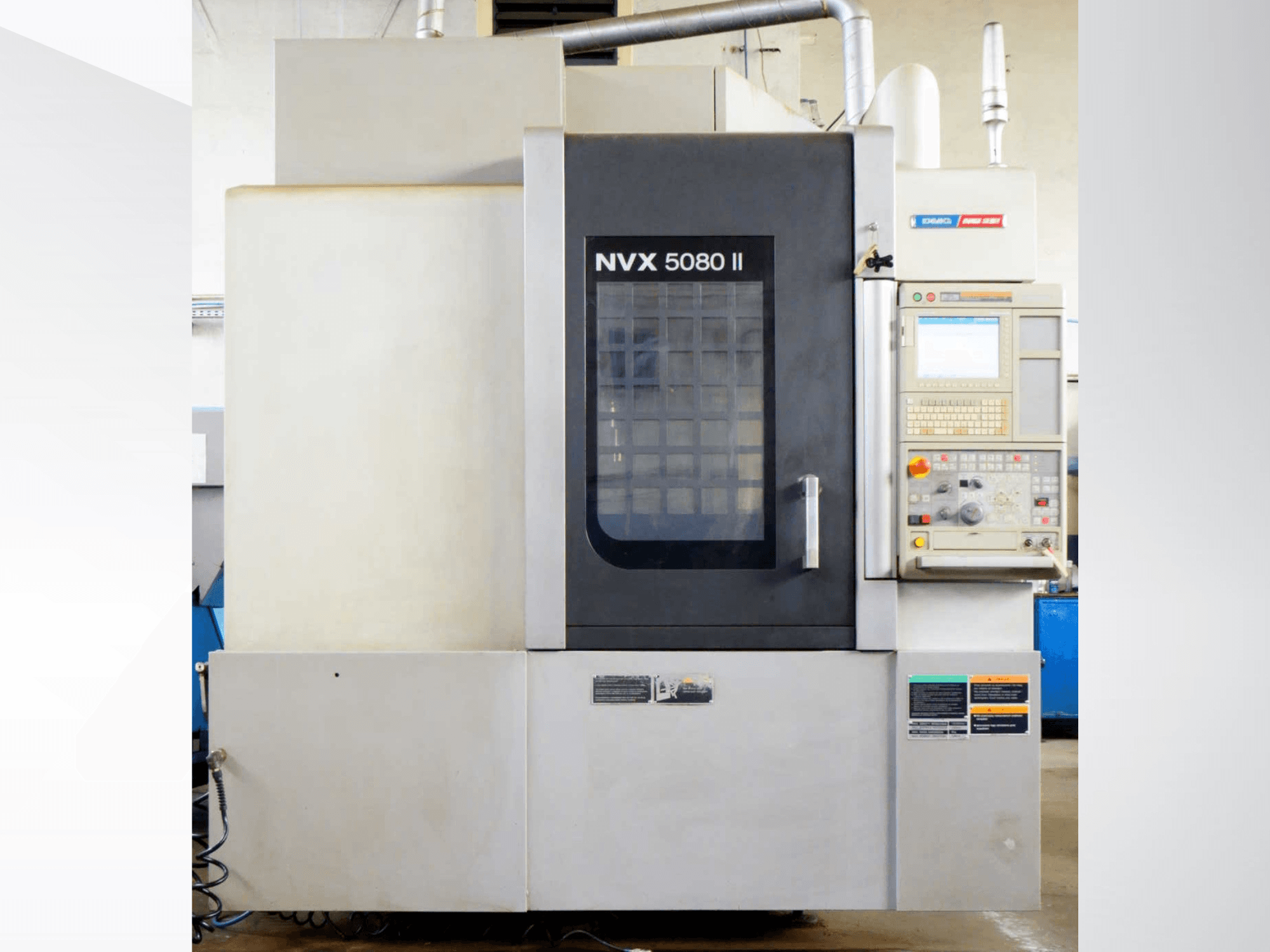DMG Mori Seiki NVX 5080 II verticaal bewerkingscentrum, vooraanzicht, met bedieningspaneel en roosterdeur.