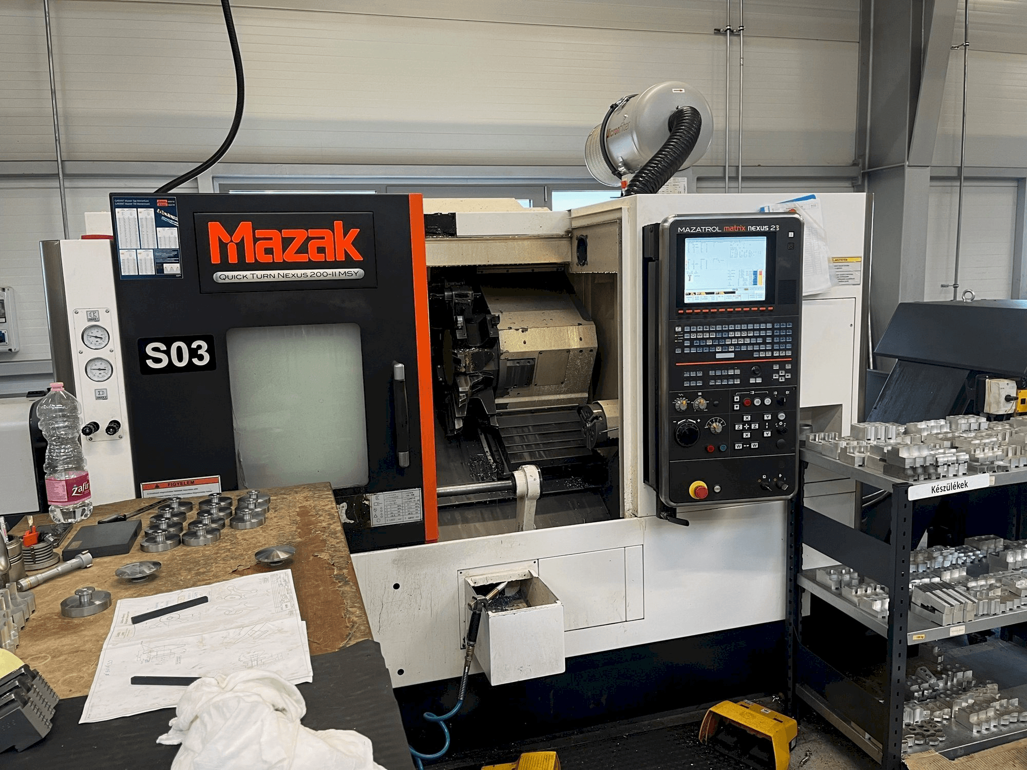 Vooraanzicht van Mazak QTN200-MSY V6 machine