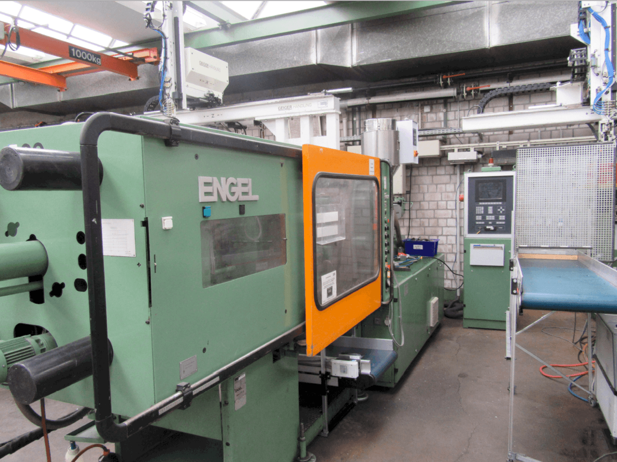 Vooraanzicht van ENGEL ES 700/200 machine