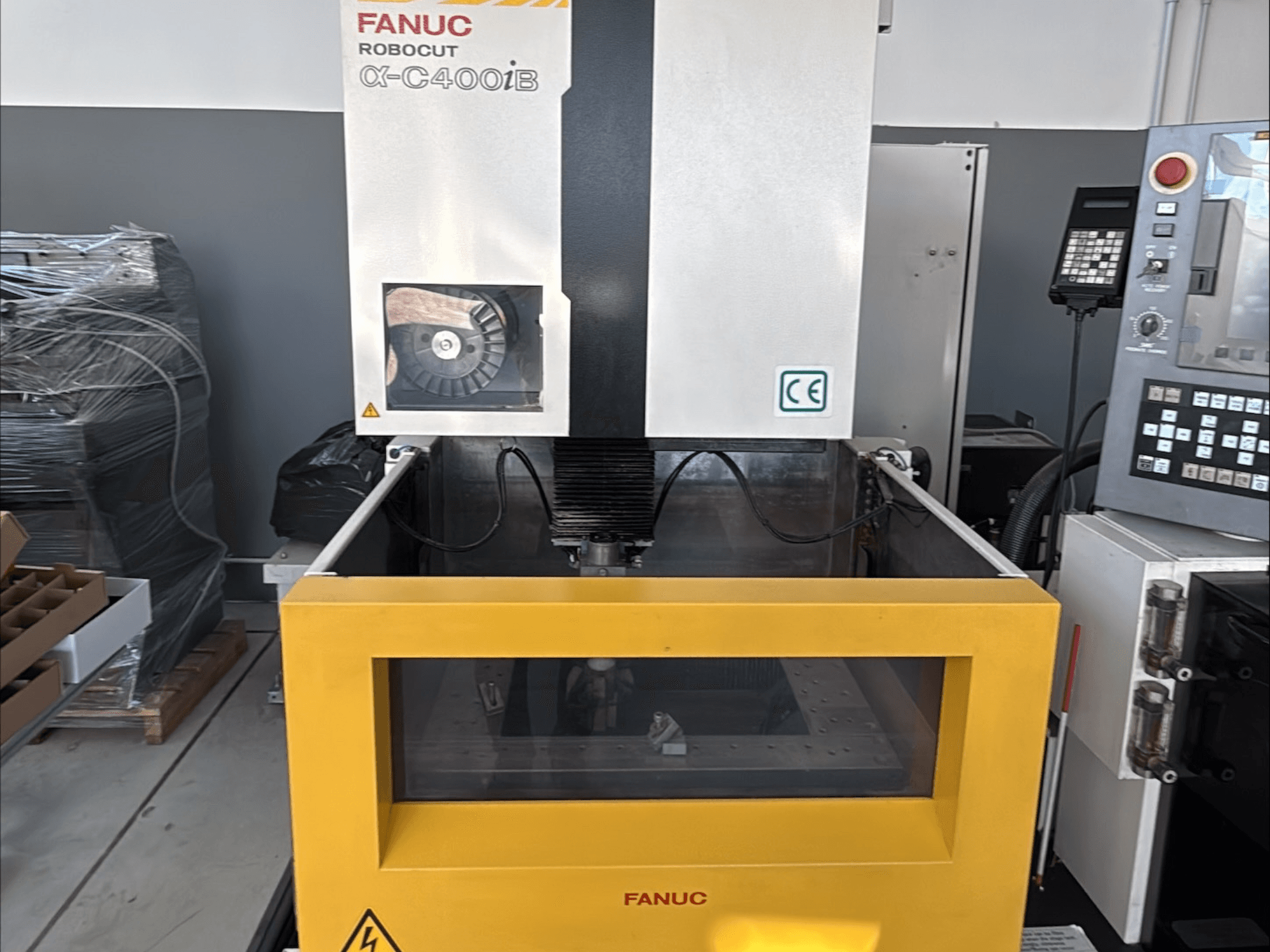 FANUC Robocut α-C400iB draadvonkmachine, vooraanzicht, met gele tank en bedieningspaneel.
