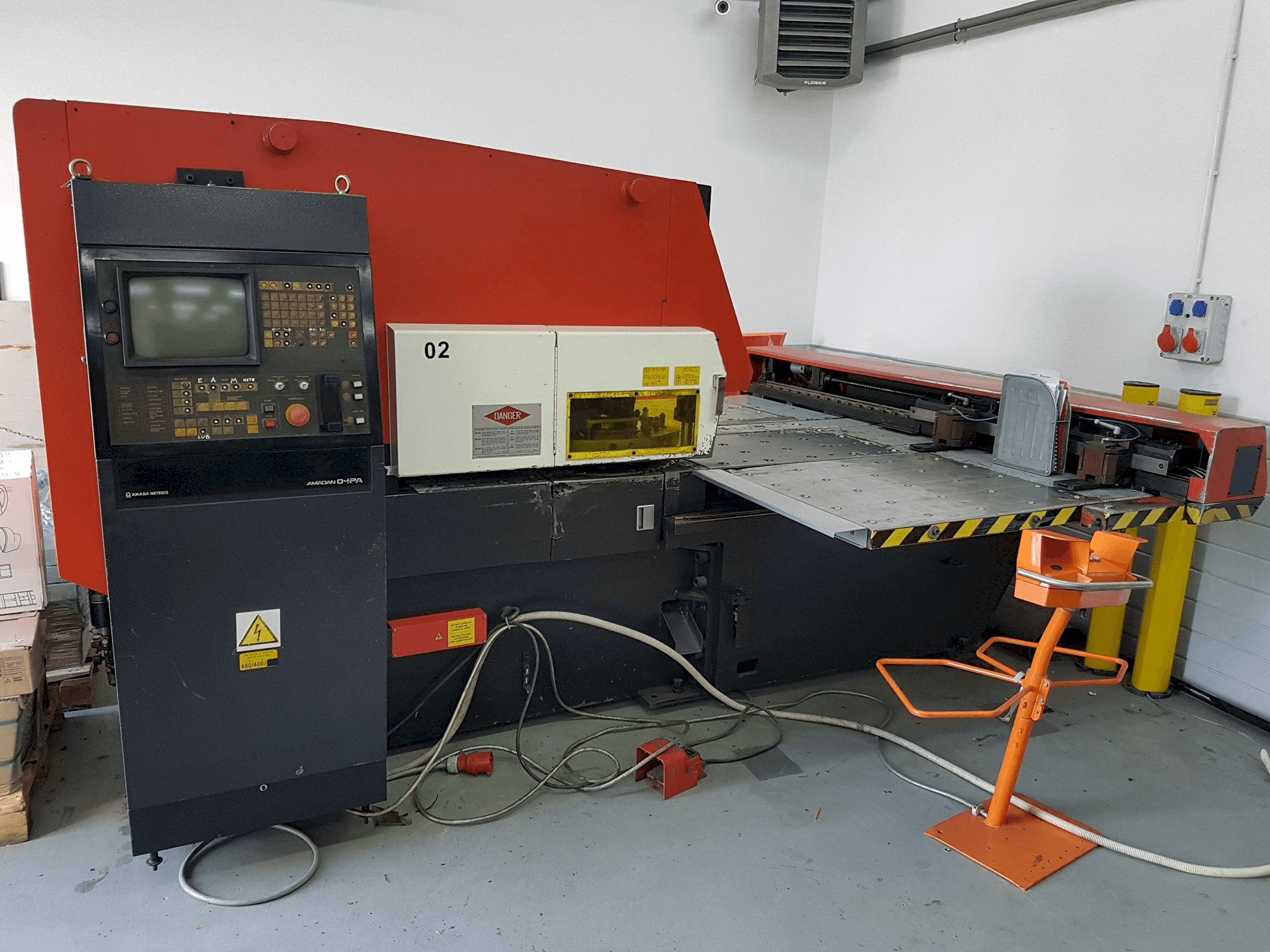 Vooraanzicht van AMADA ARIES 245 machine