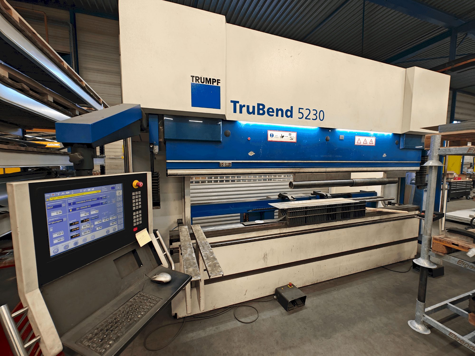 Vooraanzicht van TRUMPF TruBend 5230 machine