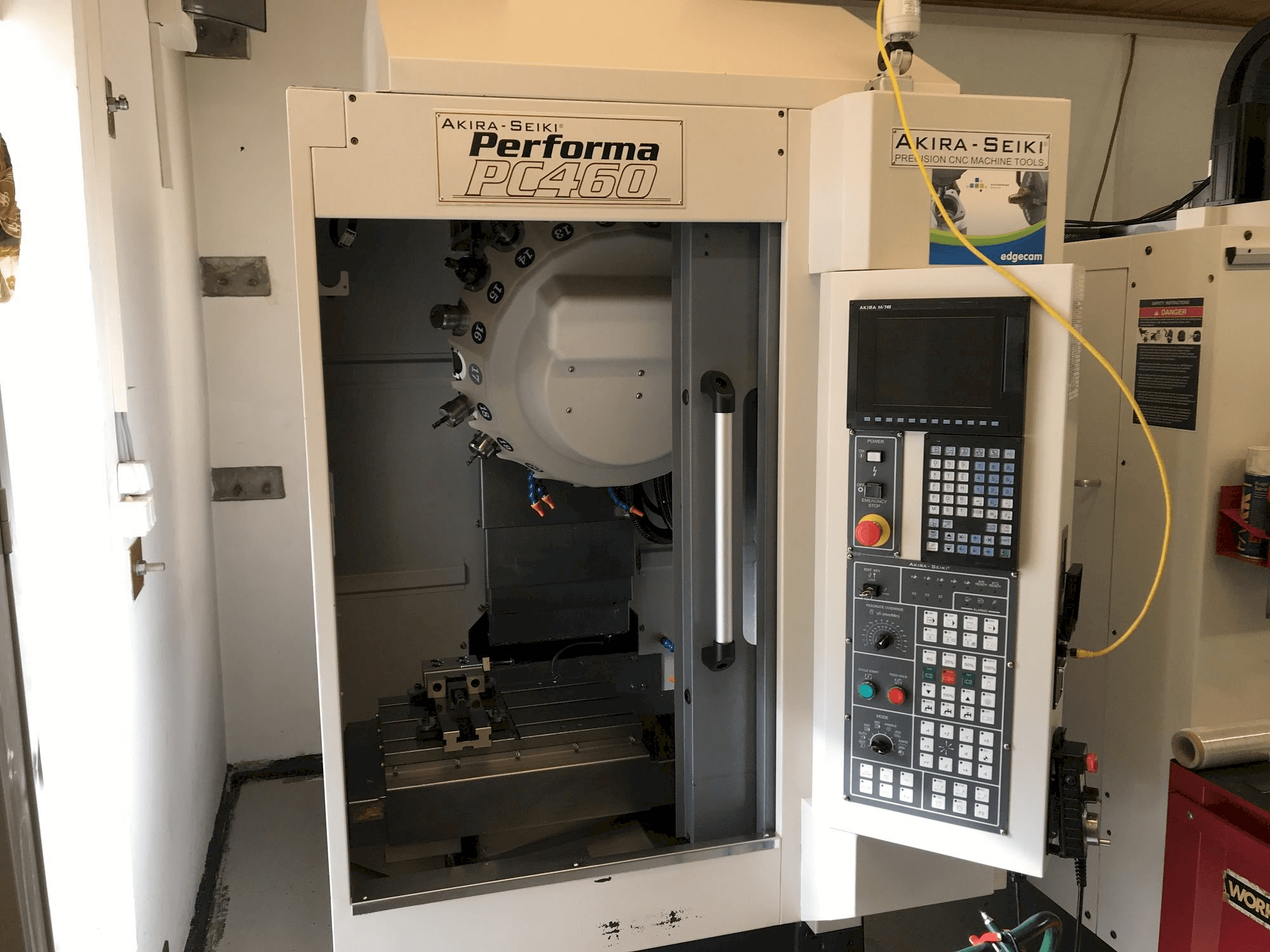 Vooraanzicht van Akira Seiki PC 460 machine