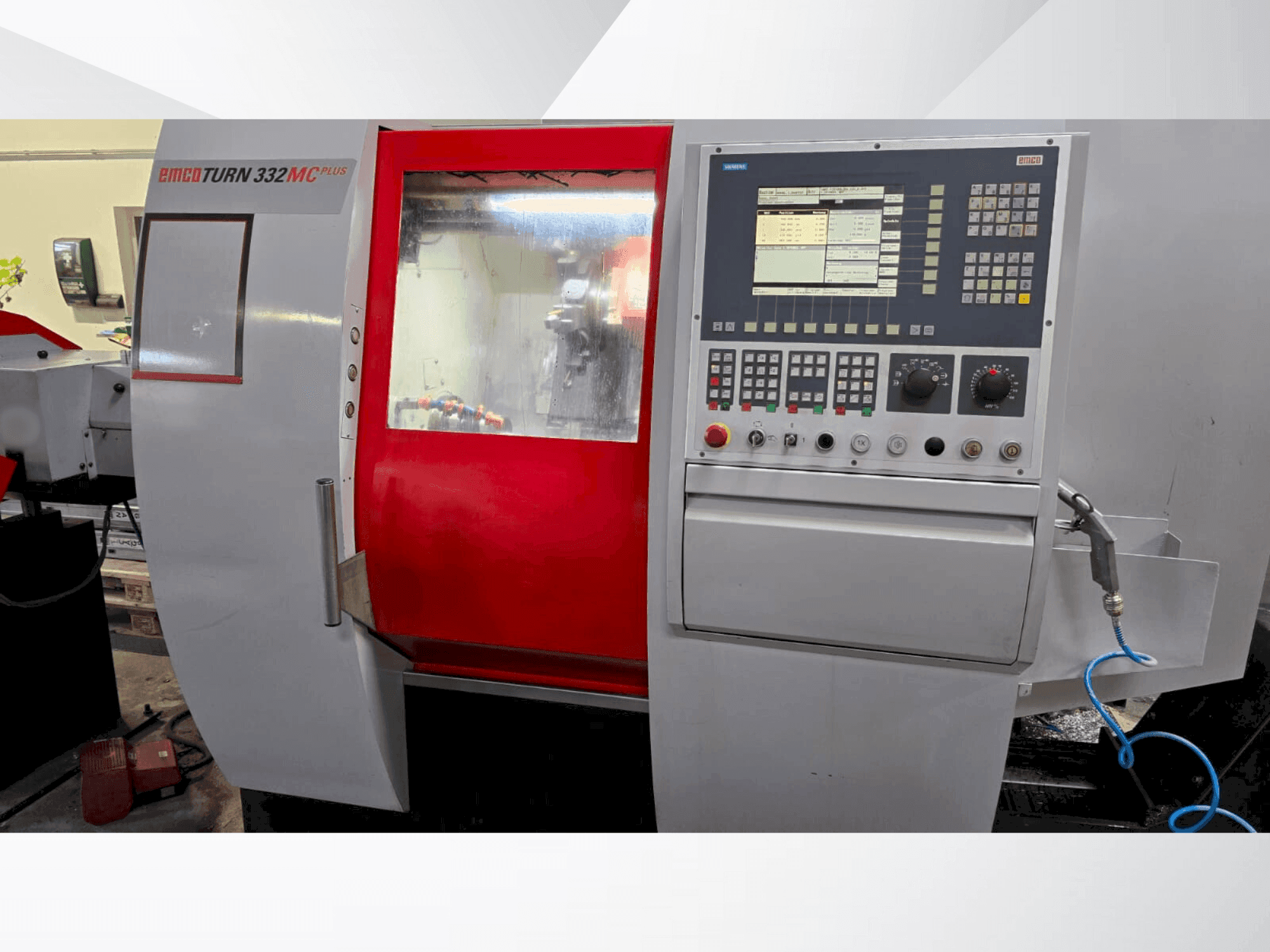 Vooraanzicht van EMCO TURN 332 MC machine