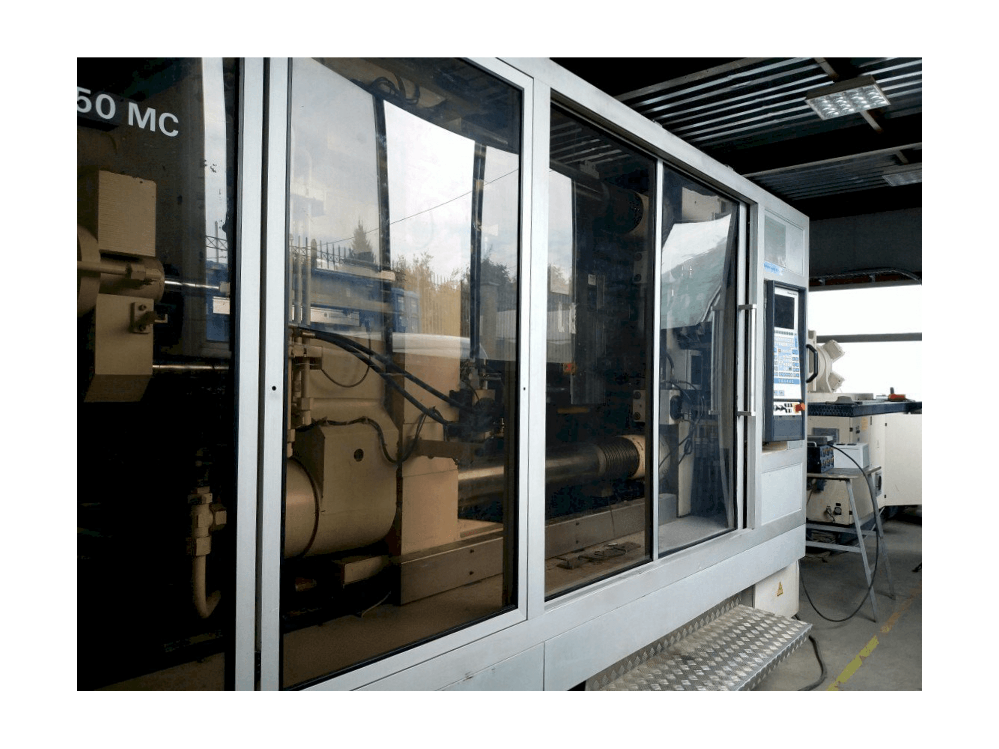 Vooraanzicht van Krauss Maffei KM 800/1330 MC machine