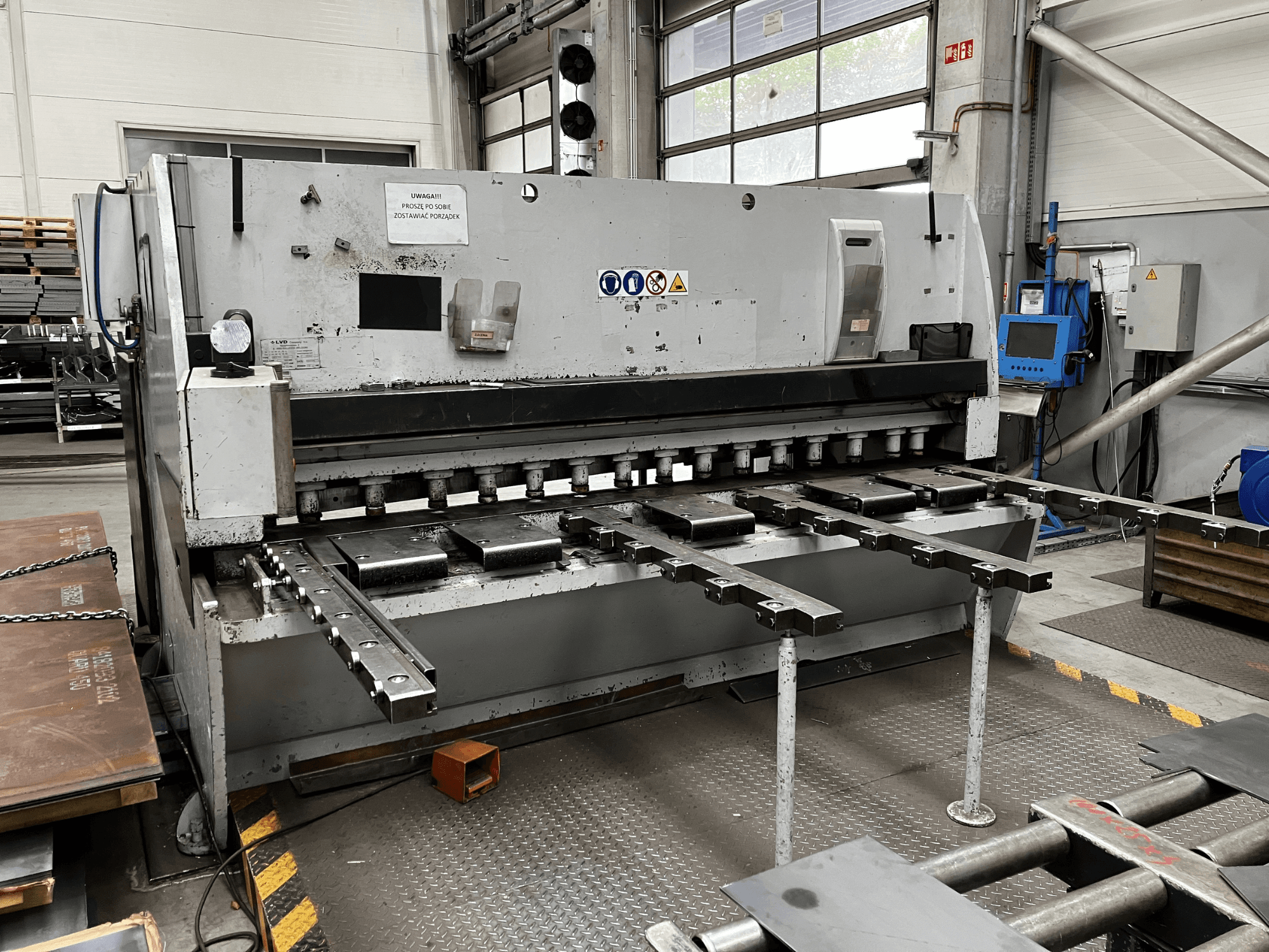 CNC snijmachine LVD MVS-TS 13/31, vooraanzicht, met schaarmessen en bedieningspaneel.