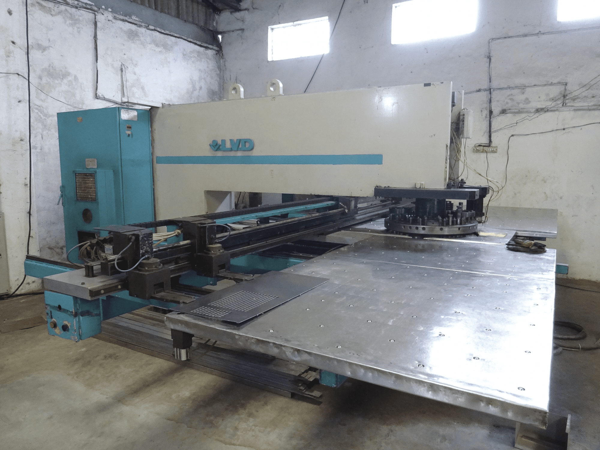Links zicht van LVD DELTA 1250 LB TK machine