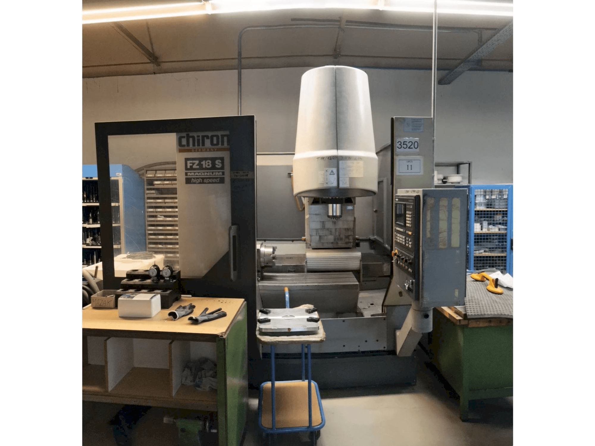 Vooraanzicht van CHIRON FZ18 machine