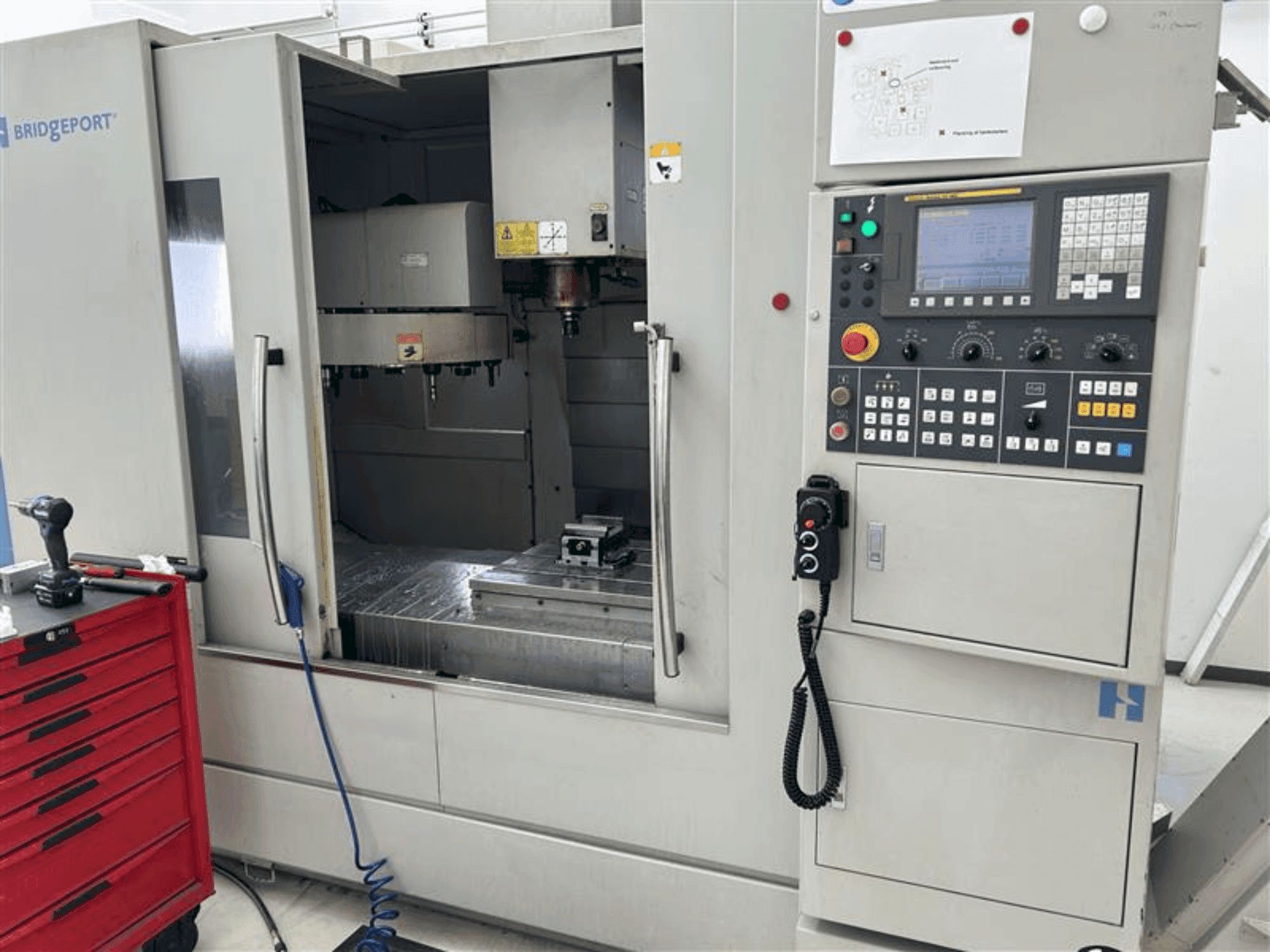 Vooraanzicht van Bridgeport GX 1000 machine