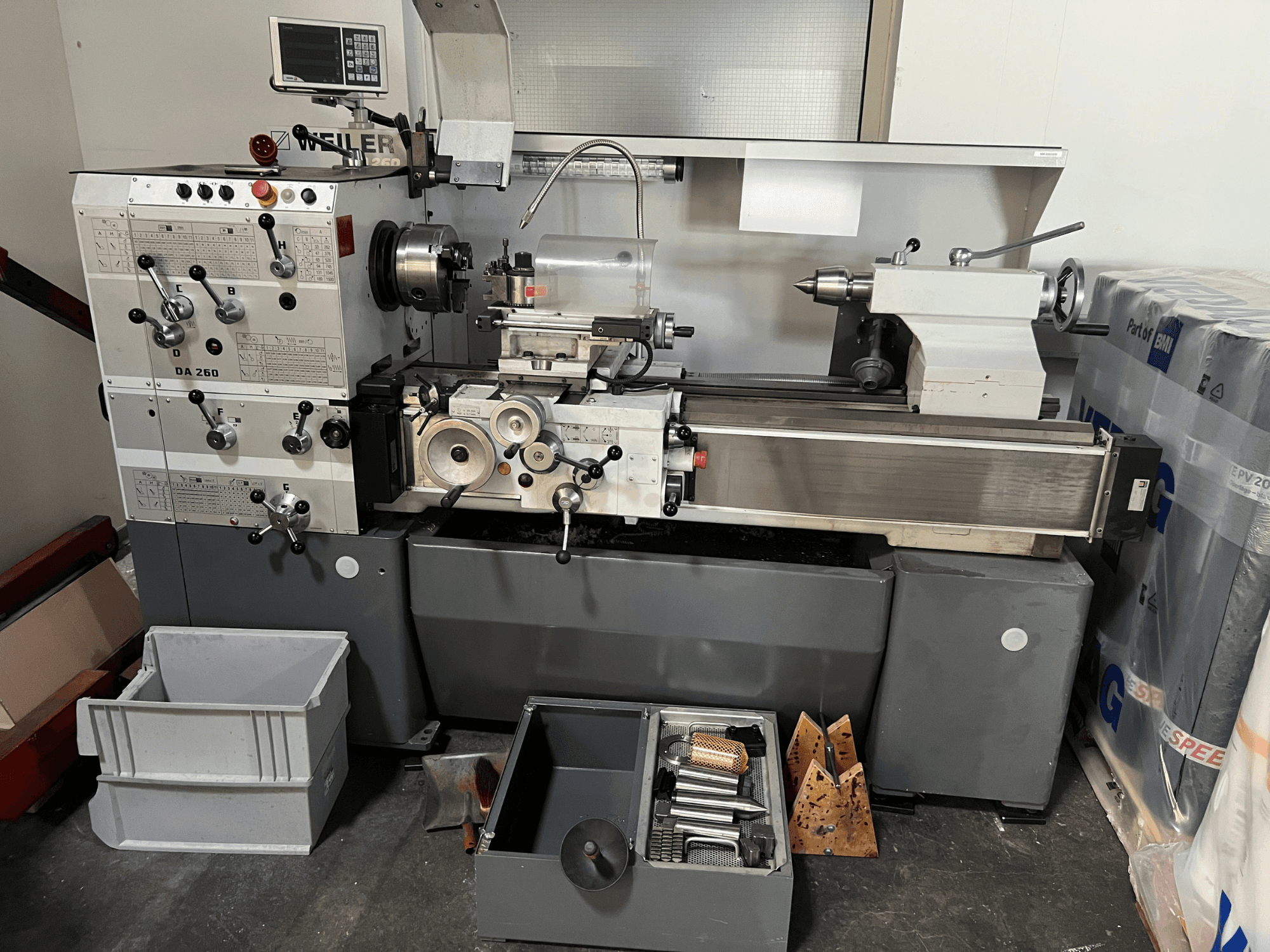 Weiler DA 260 X 1000 horizontale draaimachine in vooraanzicht, met bedieningspaneel en gereedschap, en opbergbakken eronder.