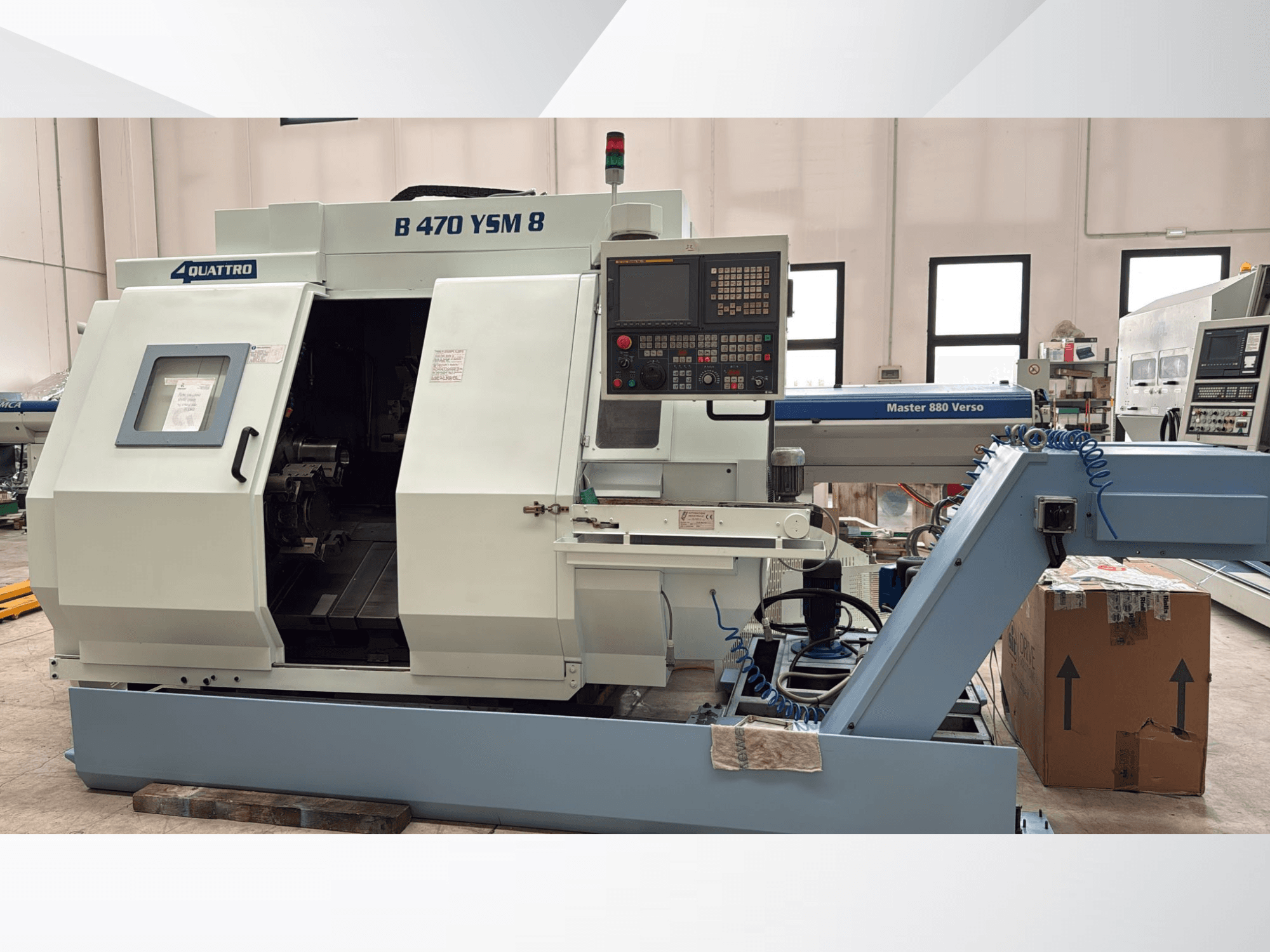 Biglia B470 YSM draaifreescentrum, vooraanzicht met bedieningspaneel, geopend luik en werkruimte met gereedschap erin.